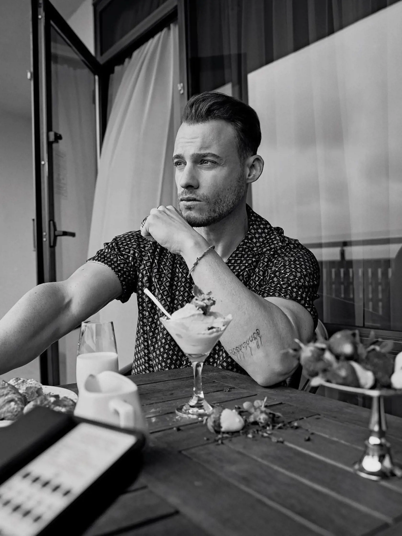 So sexepílom na tom o nič horšie nie je ani jej herecký kolega Kerem Bürsin (34), ktorý stvárnil arogantného Serkana. Na sociálnej sieti Instagram, kde ho sleduje takmer 10 miliónov fanúšikov, sa tiež rád pochváli svojím svalnatým telom. Čo poviete, sú hviezdy nového seriálu v realite ešte viac sexi ako na televíznych obrazovkách?