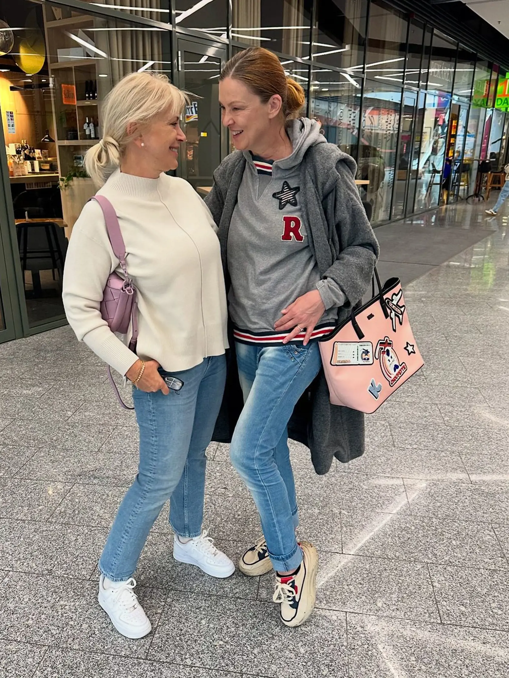 September 2024: Konečne sa usmieva! Zuzana Vačková s Eňou Podzámskou, ktorá si prechádzala náročným obdobím.