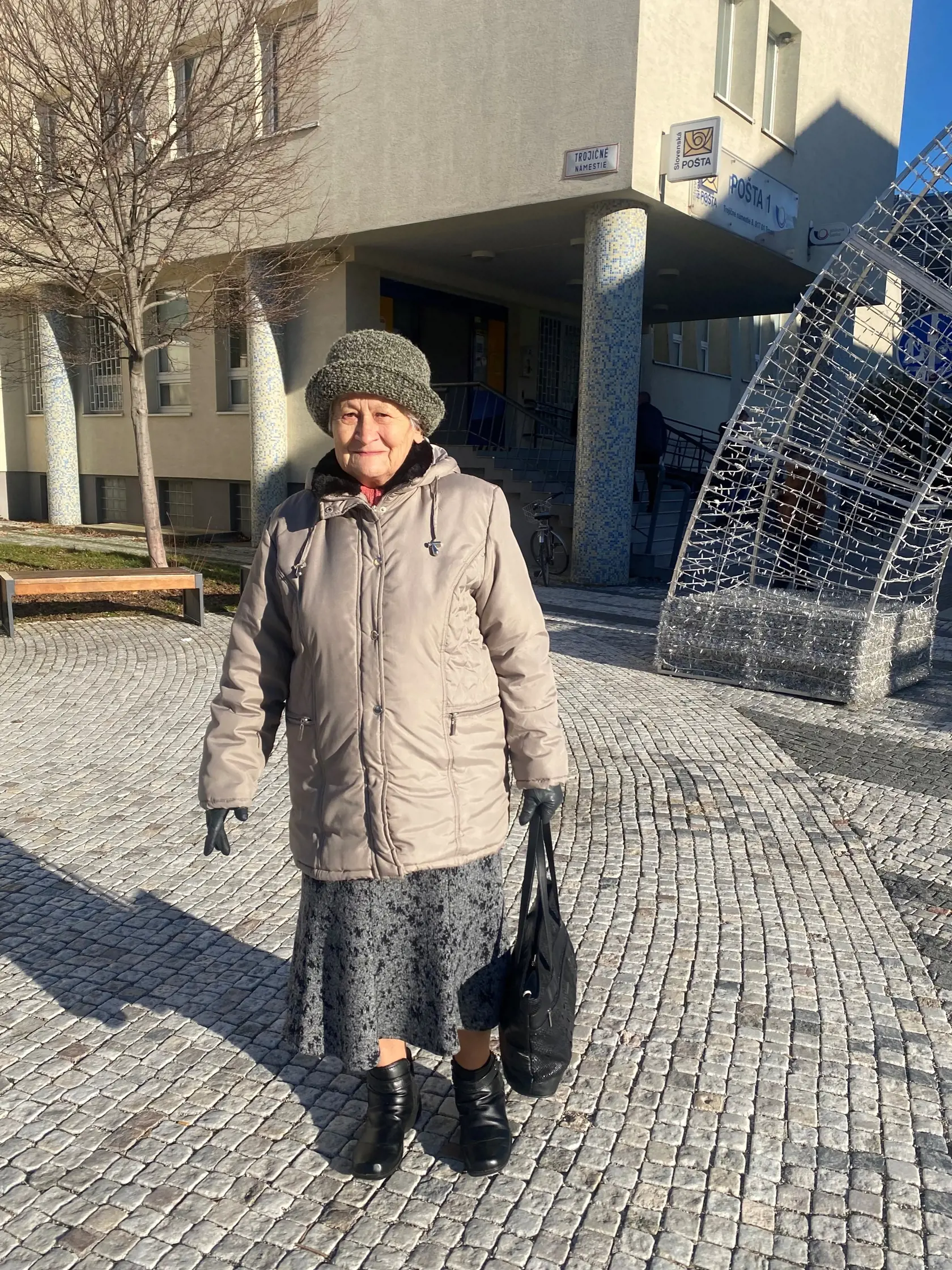 Emília (89): Nie je to nič moc, ale aj tak sem ešte musím prísť niečo zaplatiť, takže to spojím.