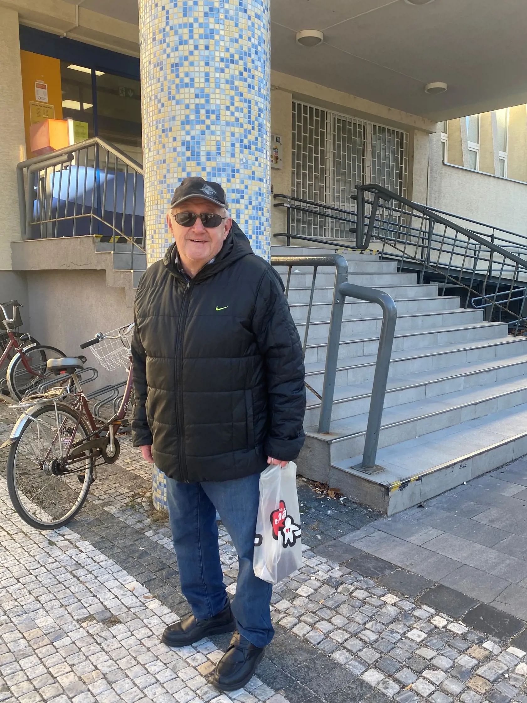 Milan (80): Nerozumiem, prečo to nemôže prísť na účet, bolo by to jednoduchšie. Niektorí dôchodcovia sa boja takto chodiť s peniazmi, a oni to dajú takto.