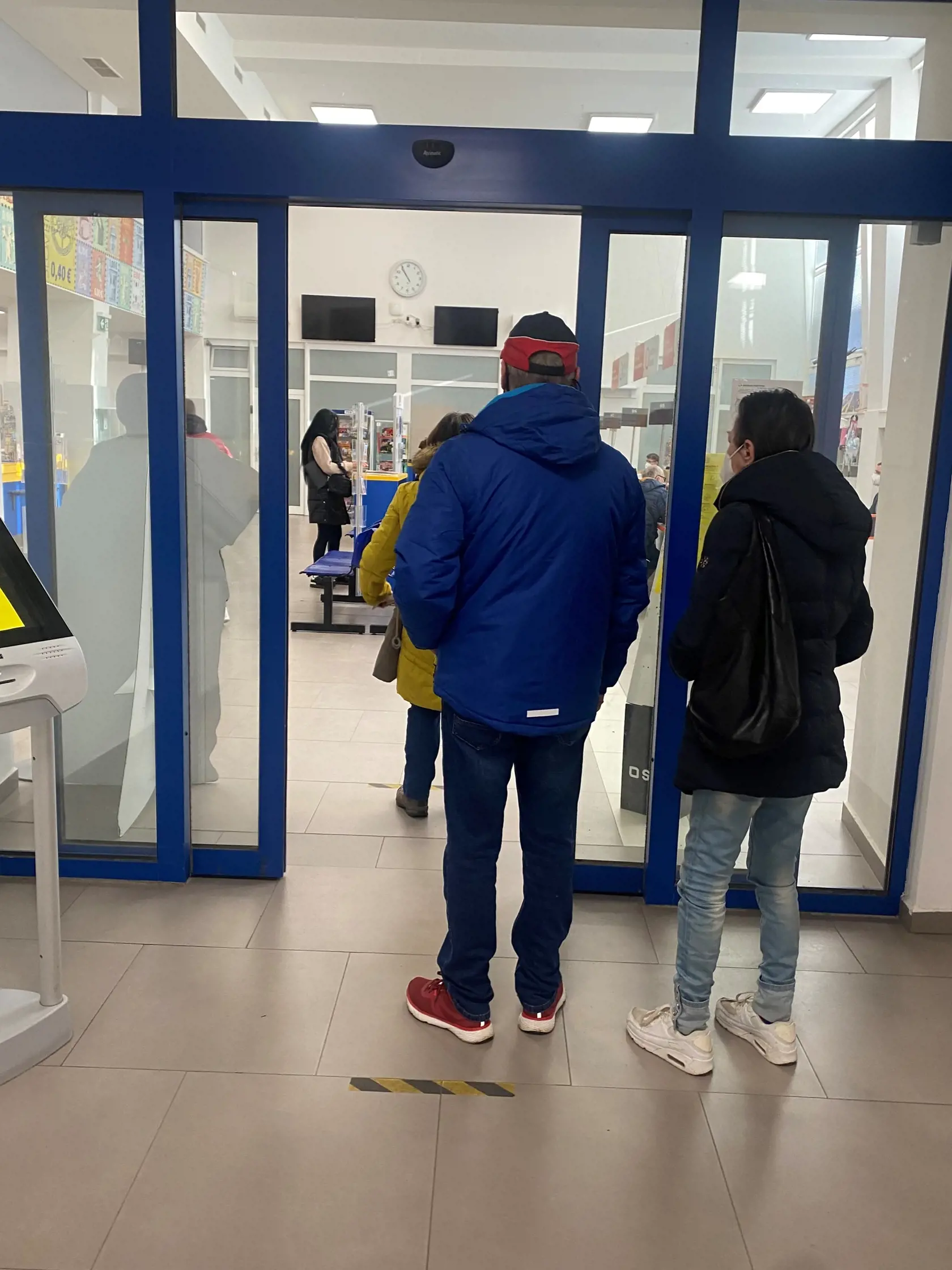 S poukazom potom treba zamieriť na poštu. Poukaz je určený do vlastných rúk, preto musí každý senior prísť osobne s občianskym preukazom. P