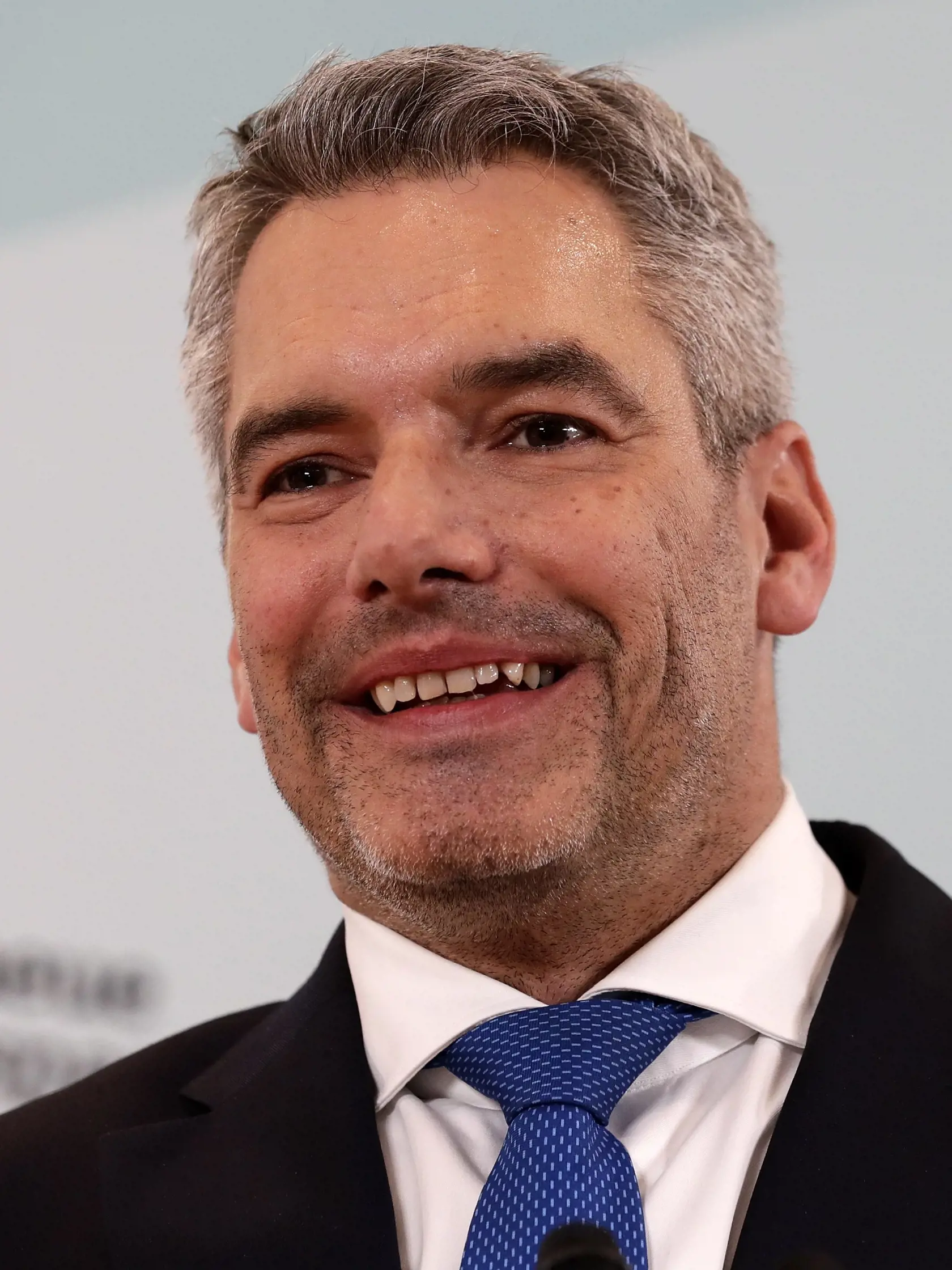WA 43 Viedeň - Na snímke nový dezignovaný rakúsky spolkový kancelár a doterajší minister vnútra Karl Nehammer sa usmieva počas tlačovej konferencie po rokovaní predsedníctva najsilnejšej parlamentnej strany ÖVP vo Viedni v piatok 3. decembra 2021. Nehammer sa stane novým rakúskym kancelárom a aj predsedom ÖVP.  Vo štvrtok boli na rakúskej politickej scéne ohlásené tri veľké odchody. Najprv stiahnutie sa z politiky ohlásil bývalý kancelár a šéf ÖVP Sebastian Kurz, o niekoľko hodín ponúkol svoju f