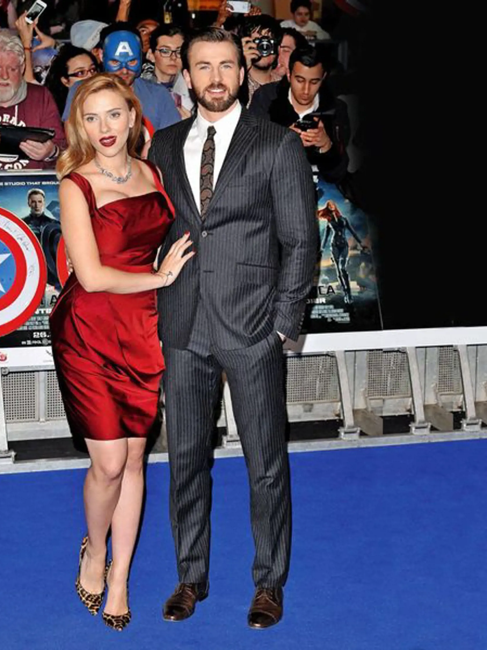„Black Widow“ Scarlett Johanssonová, ktorá Chrisovi ako superhrdinka skvele kontruje, je už v šiestom mesiaci tehotenstva. Preto na premiére pútala pozornosť bujným dekoltom a neproporčným strihom šiat.