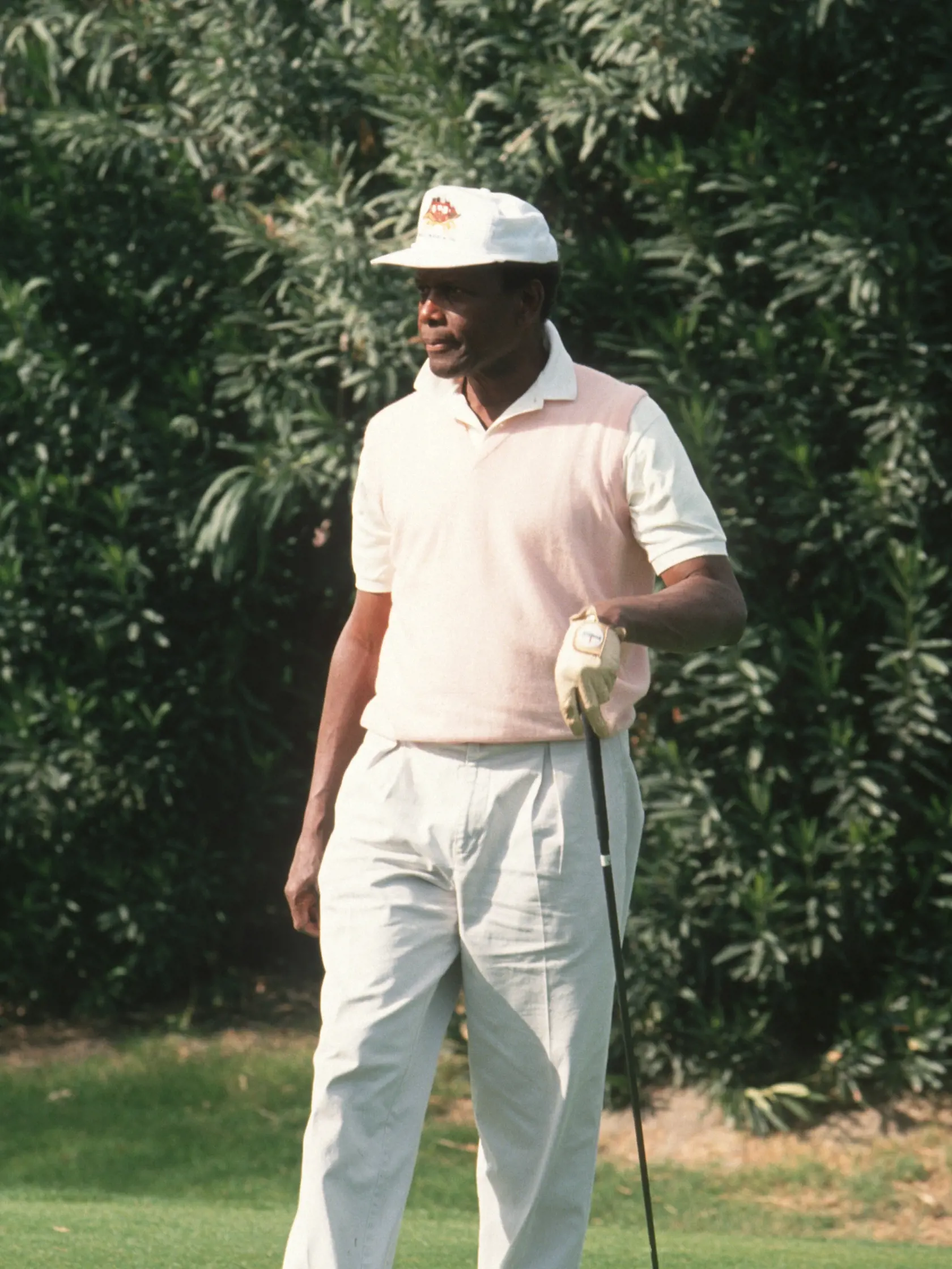 Sidney Poitier sa v roku 1976 oženil s bývalou herečkou Joannou Shimkus, s ktorou má dve dcéry. Na foto na golfovom turnaji v Palm Springs v roku 1994.