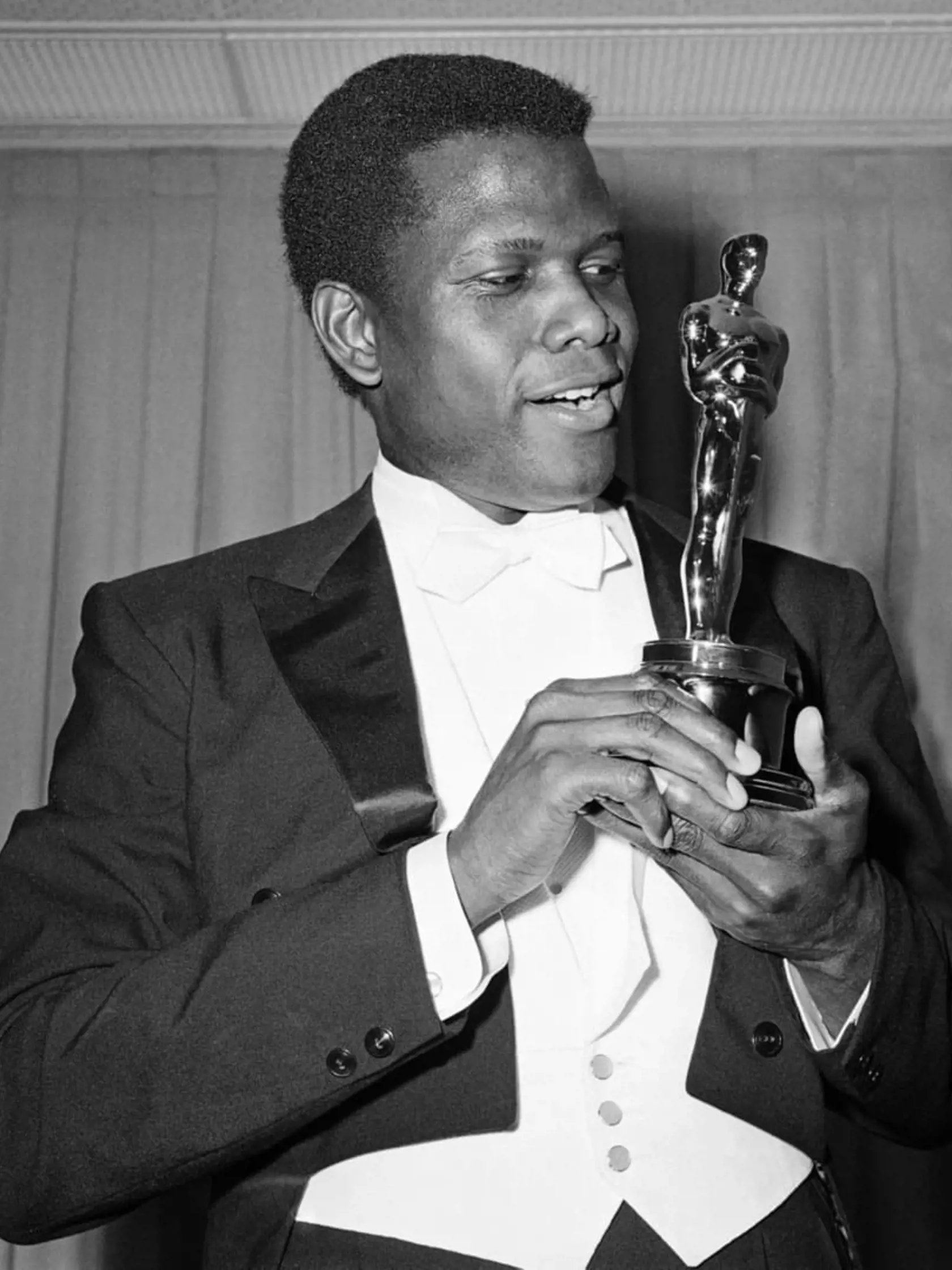 Sidney Poitier má Oscarov za film Poľné ľalie a za  celoživotné dielo.