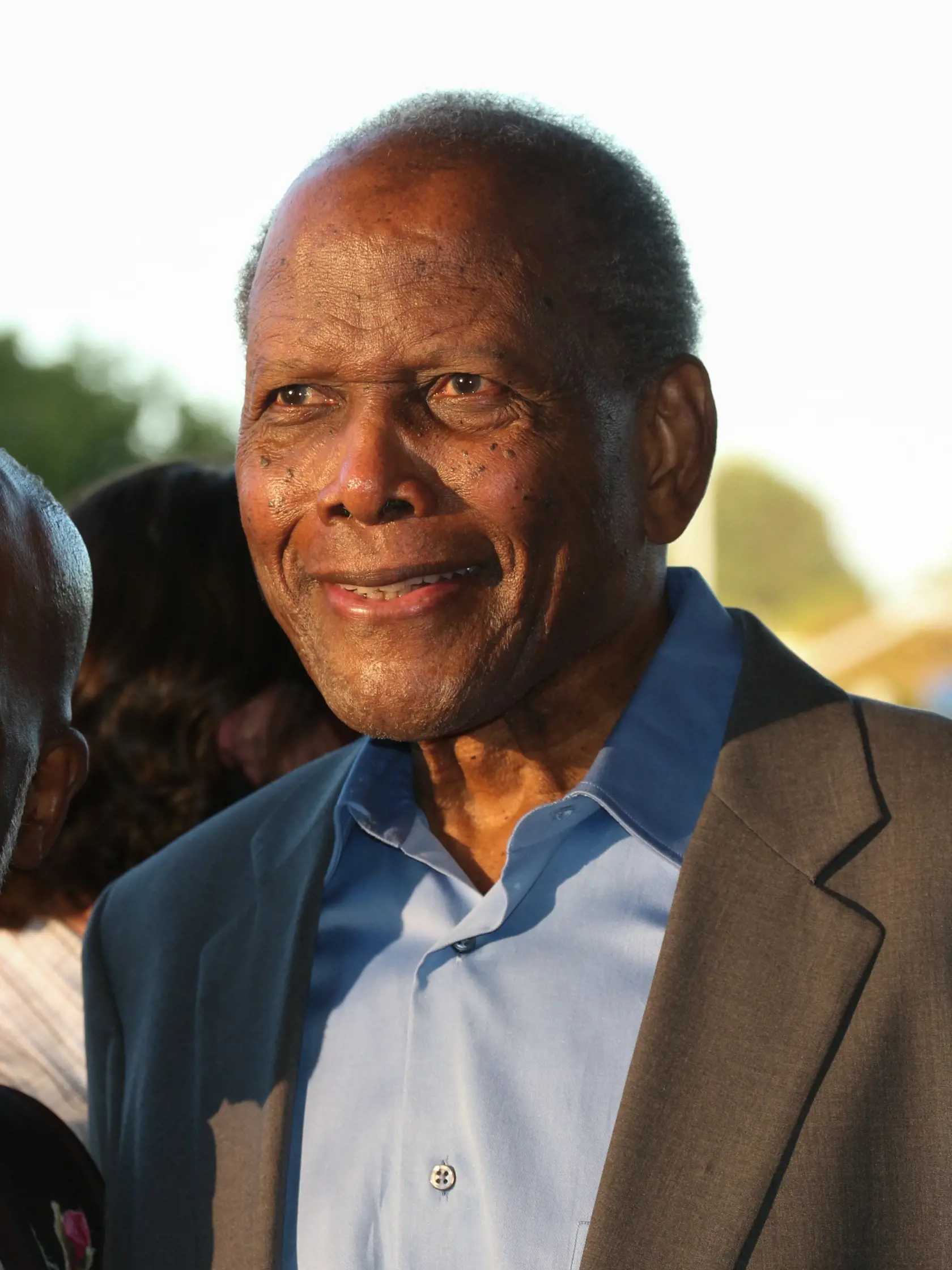 Sidney Poitier (93) je najmladší zo siedmich detí. Vyrastal na Cat Island na Bahamách, kde rodičia mali farmu, a stále tam žije jeho početné príbuzenstvo.