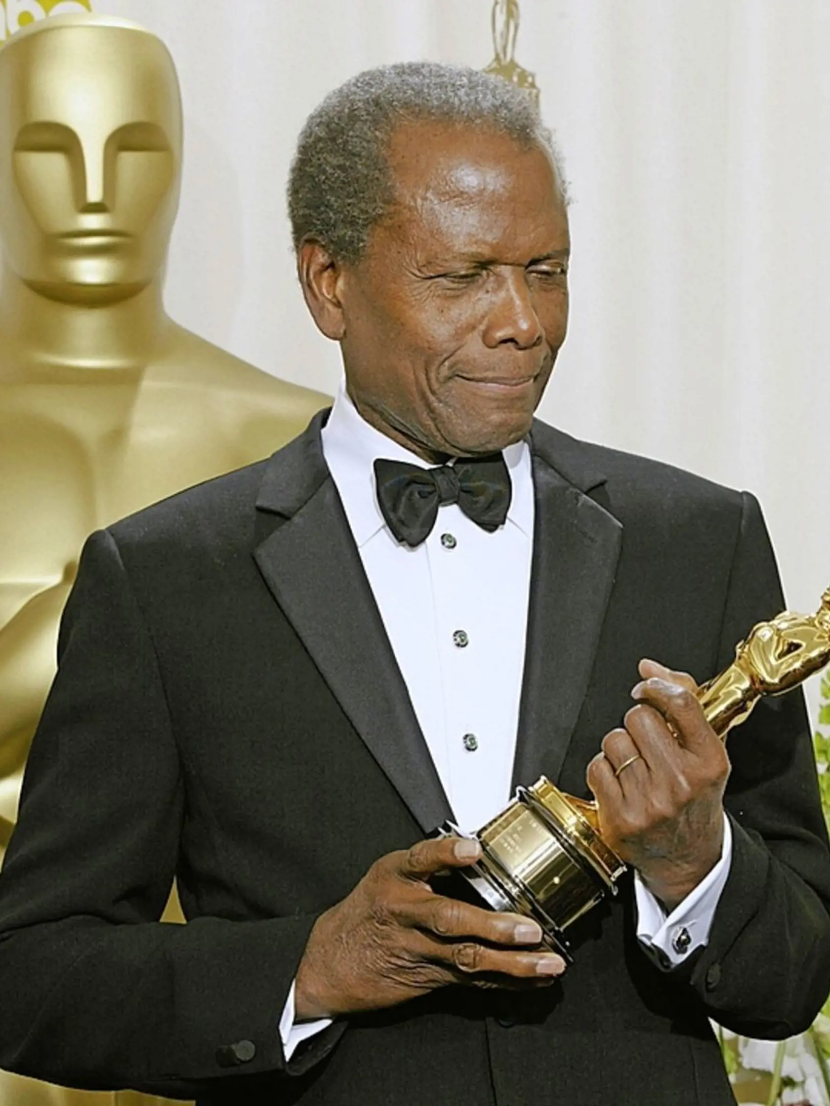 Prvým afroamerickým hercom, ktorý získal Oscara, bol v roku 1964 Sidney Poitier.