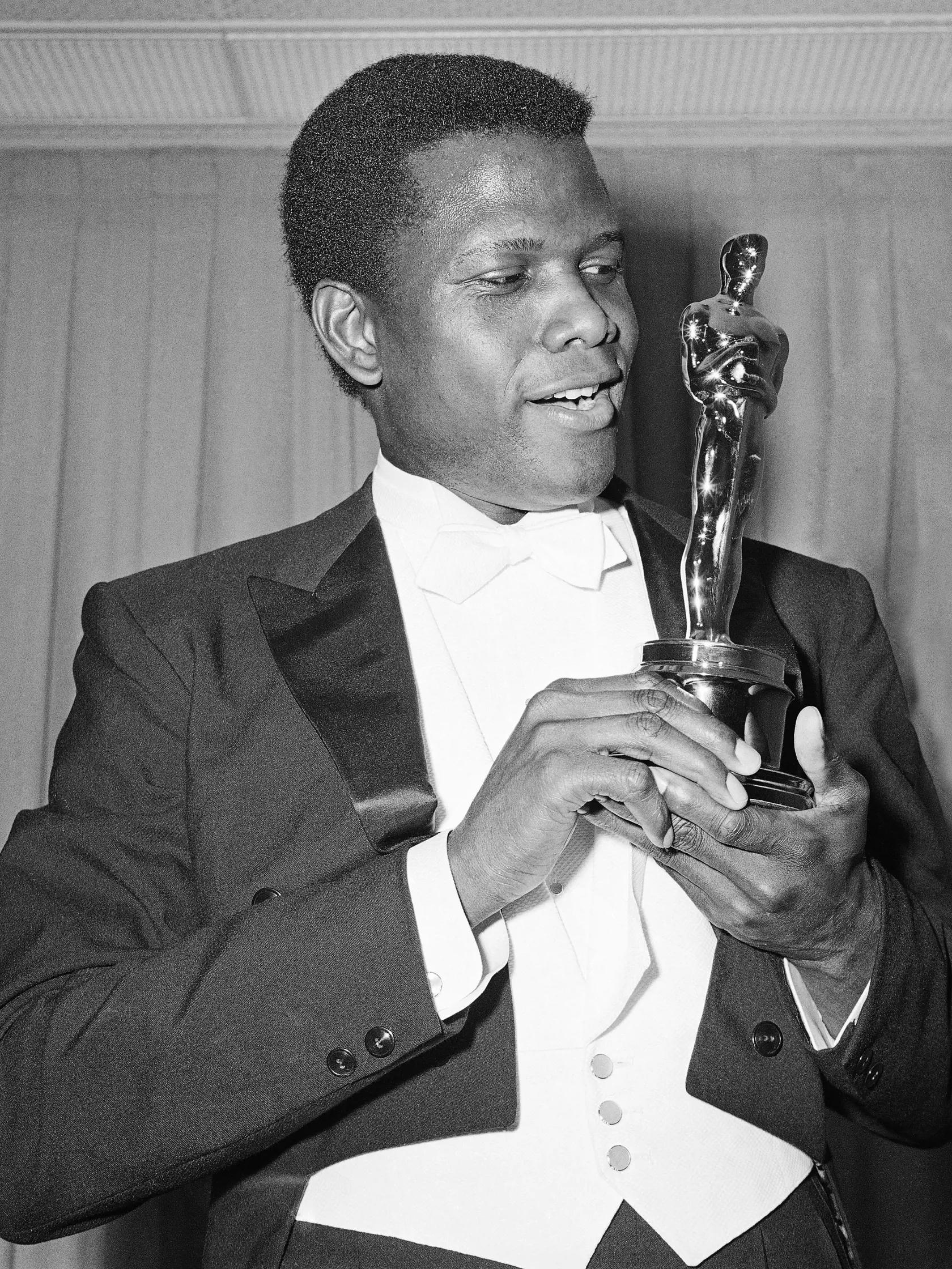 pk 8 archív Santa Monica - Na archívnej snímke z 13. apríla 1964 americký herec Sidney Poitier pózuje s Oscarom za najlepšieho herca v hlavnej úlohe za film Poľné ľalie v kalifornskej Santa Monice. Poitier, prvá veľká černošská filmová hviezda Hollywoodu, zomrel vo veku 94 rokov na Bahamách vo štvrtok 6. januára 2022. FOTO TASR/AP

FILE - Actor Sidney Poitier poses with his Oscar for best actor for "Lillies of the Field" at the 36th Annual Academy Awards in Santa Monica, Calif. on April 13, 1964