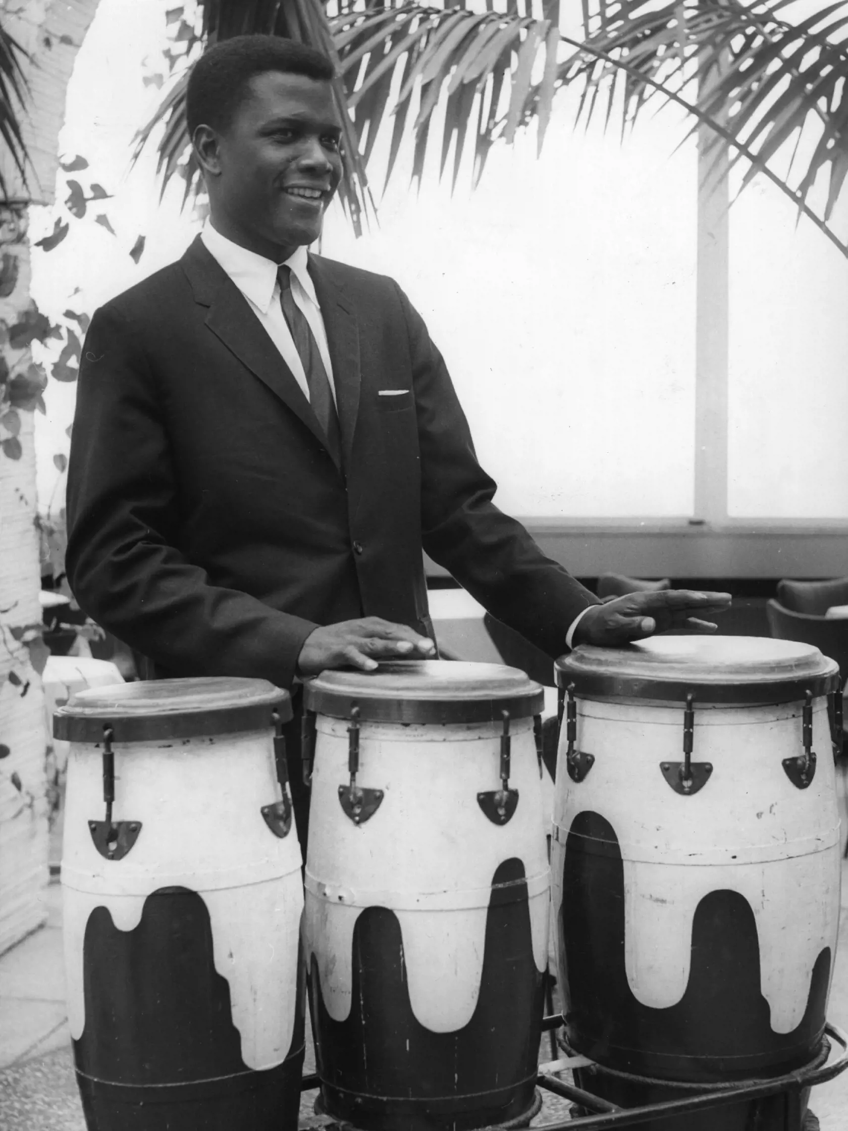 Sidney Poitier sa v 16 rokoch presťahoval do New Yorku a živil sa ako umývač riadu. Čašník z reštaurácie, kde pracoval, ho naučil čítať. V roku 1964 stal prvým Američanom bahamského pôvodu, ktorý dostal Oscara za hlavnú úlohu vo filme Ľalie poľné. Medzi jeho najväčšie patrí rola v britskom filme Pánu učiteľovi z lásky (1967).