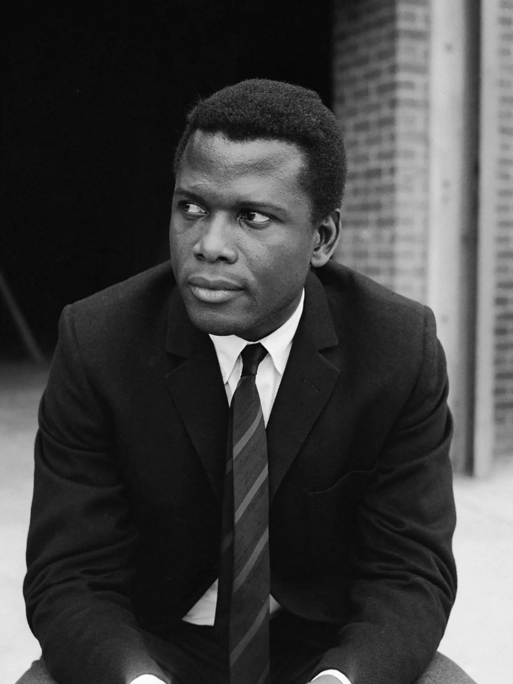 Keď mal Sidney Poitier 15 rokov, rodičia ho poslali do Miami, kde žil jeho brat, ale o rok odišiel do New Yorku a živil sa ako umývač riadu. Foto z roku 1950.