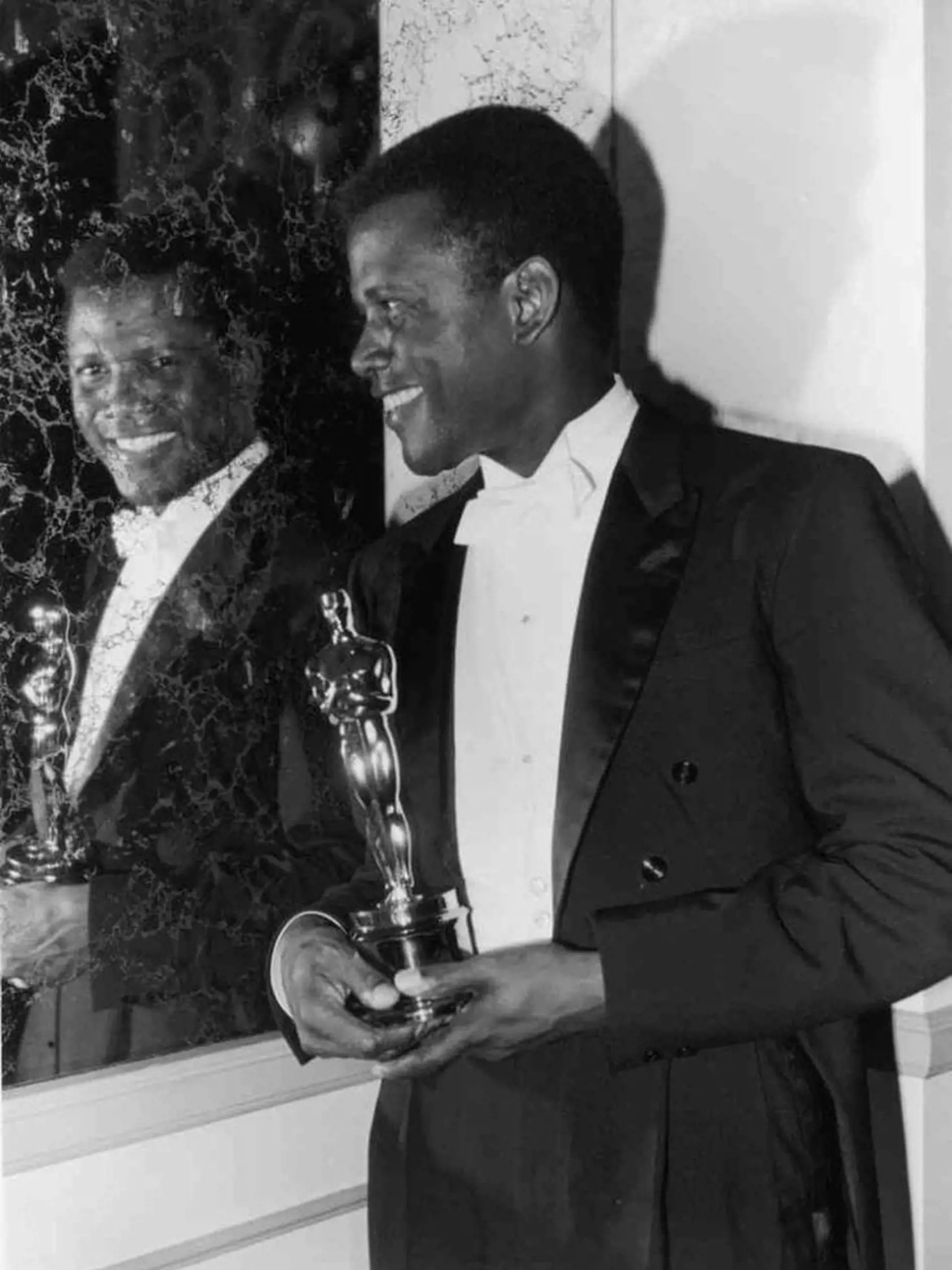 Sidney Poitier má Oscarov za film Poľné ľalie a za  celoživotné dielo.
