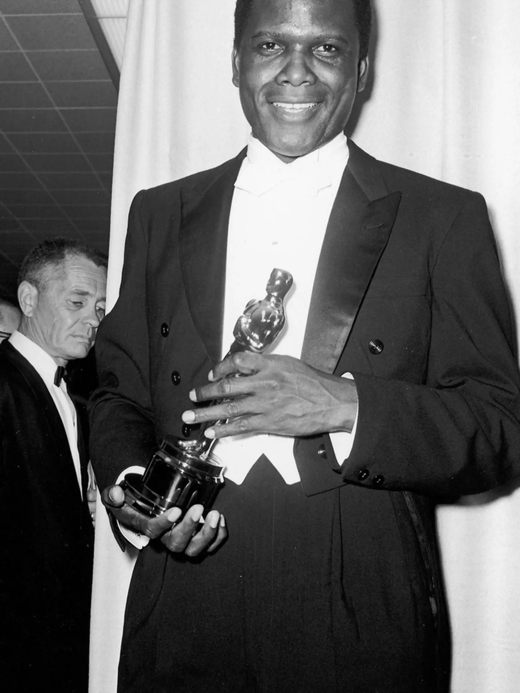 Sidney Poitier má Oscarov za film Poľné ľalie a za  celoživotné dielo.