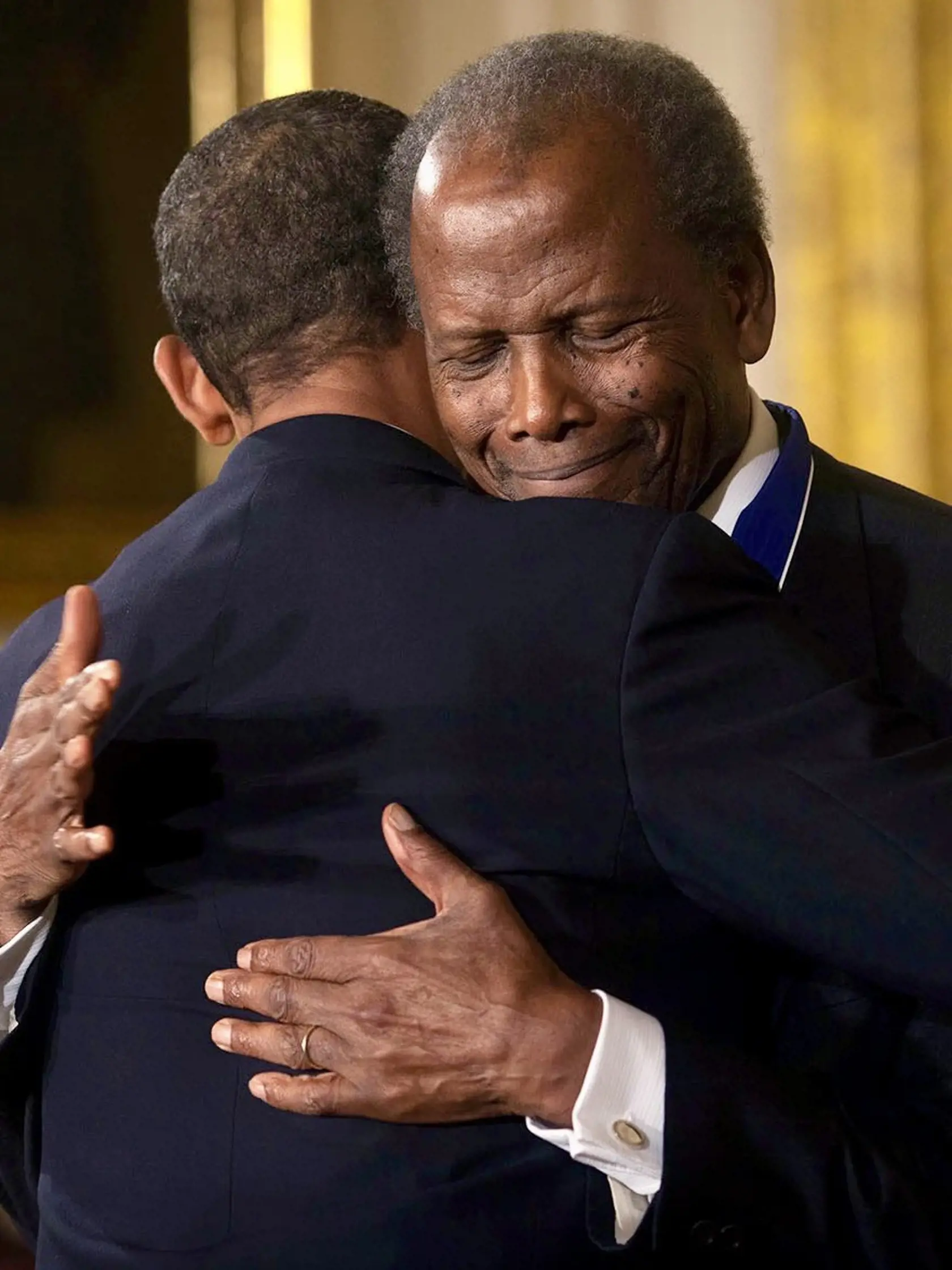 Pete Souza k spomienke na zosnulého herca pridal fotografiu Poitiera a prezidenta Obamu po ocenení umelca.