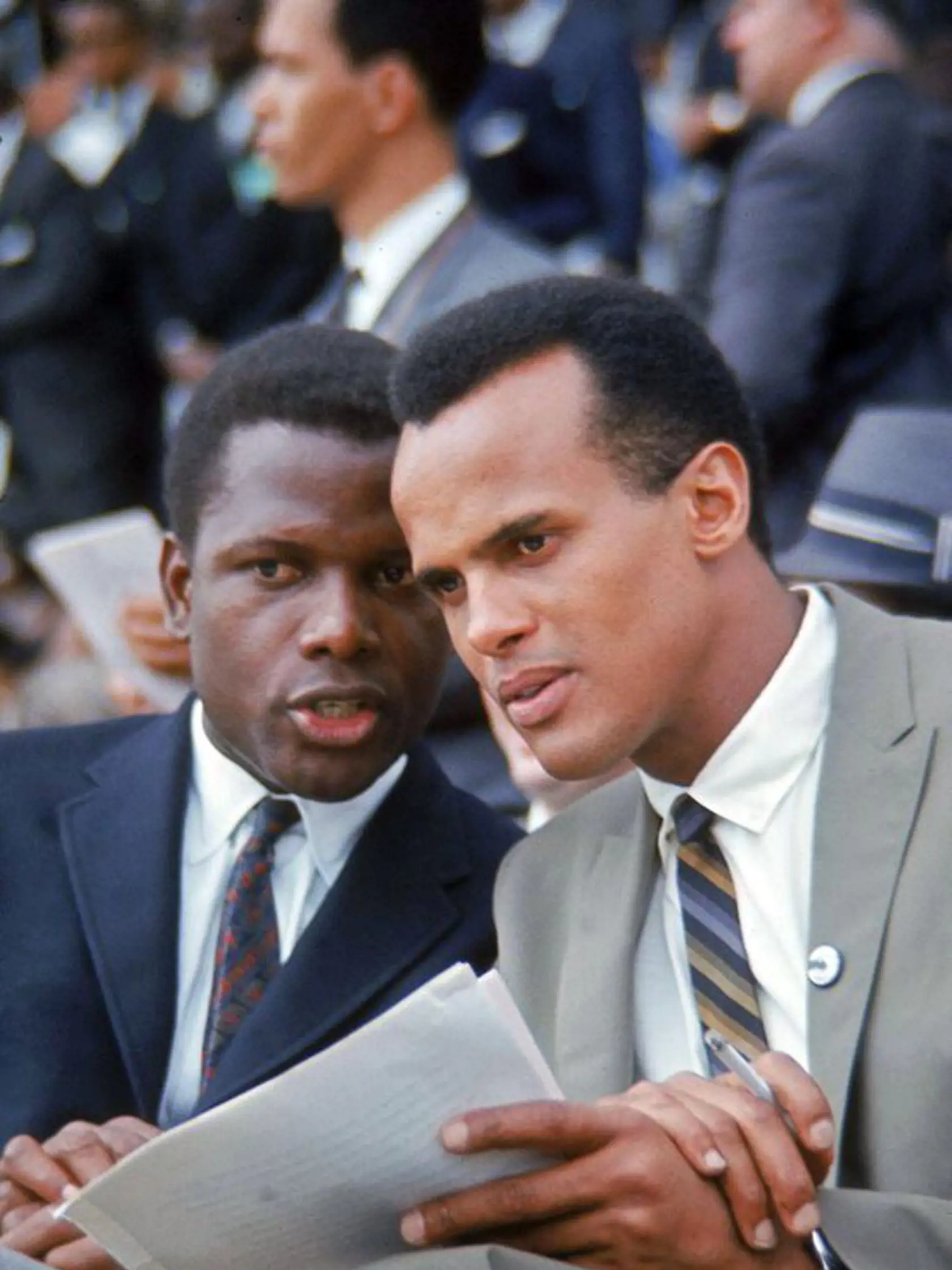 Sidney Poitier (1927-2022) s Harrym Belafontem vo Washingtone. Harry Belafonte je rovesník zosnulého herca. Je to americký spevák (94), známy v päťdesiatych rokoch ako Kráľ Kalypso, tiež herec a producent.