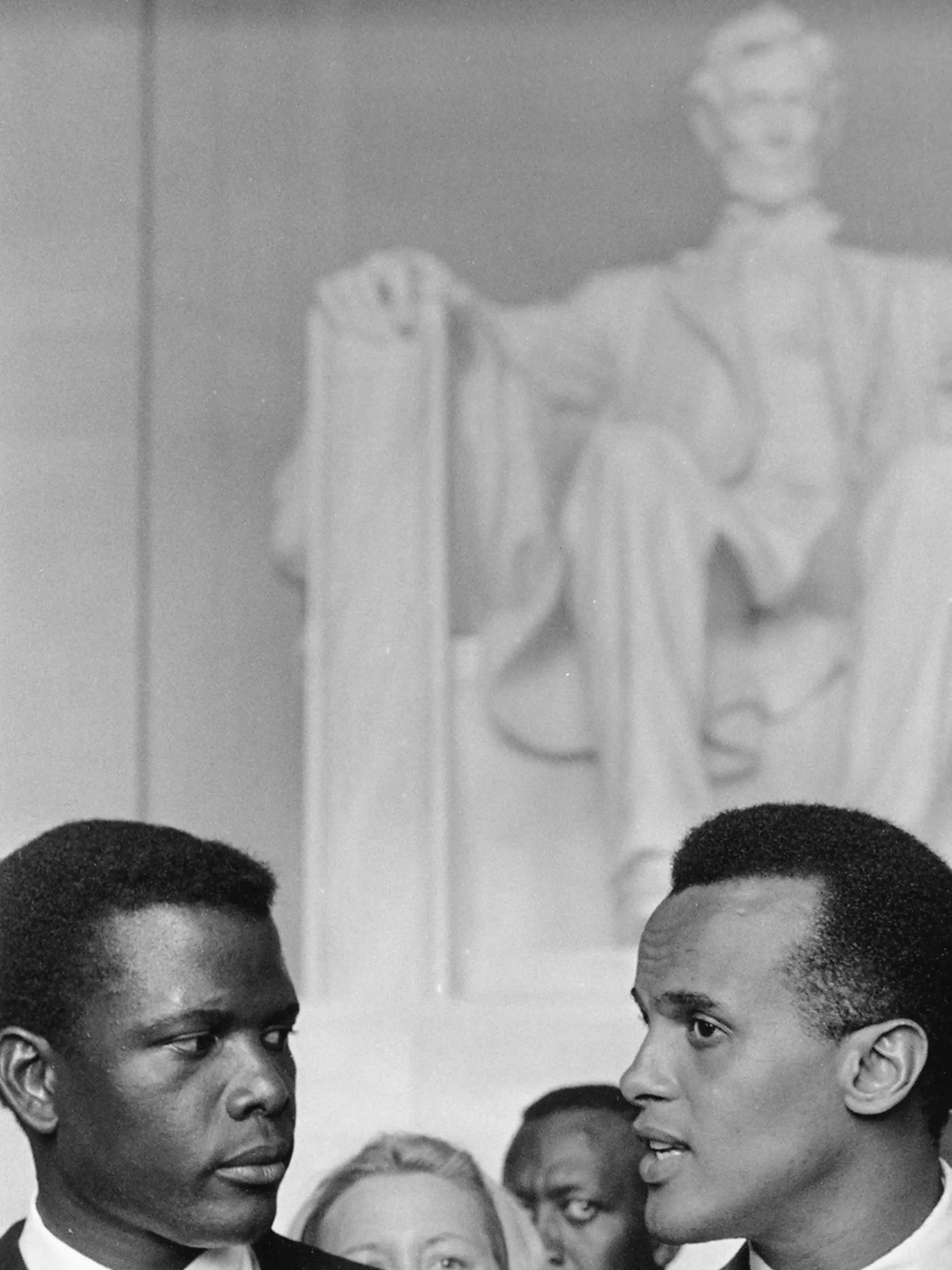 Sidney Poitier (1927-2022) s Harrym Belafontem vo Washingtone. Harry Belafonte je rovesník zosnulého herca. Je to americký spevák (94), známy v päťdesiatych rokoch ako Kráľ Kalypso, tiež herec a producent.