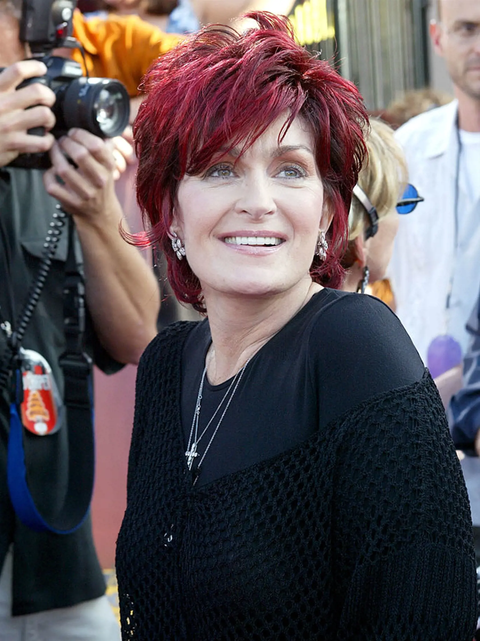 Porotkyňa v talentových šou Sharon Osbourne priznala, že v roku 2021 podstúpila zbabraný facelift. „Už nie je čo naťahovať, ťahať, strihať.“ Vraj trvalo roky, kým si povedala, že je to opäť ona. Otvorene tiež hovorí o tom, že využila na chudnutie Ozempic, no schudla príliš, 19 kilogramov a teraz sa snaží pribrať. 