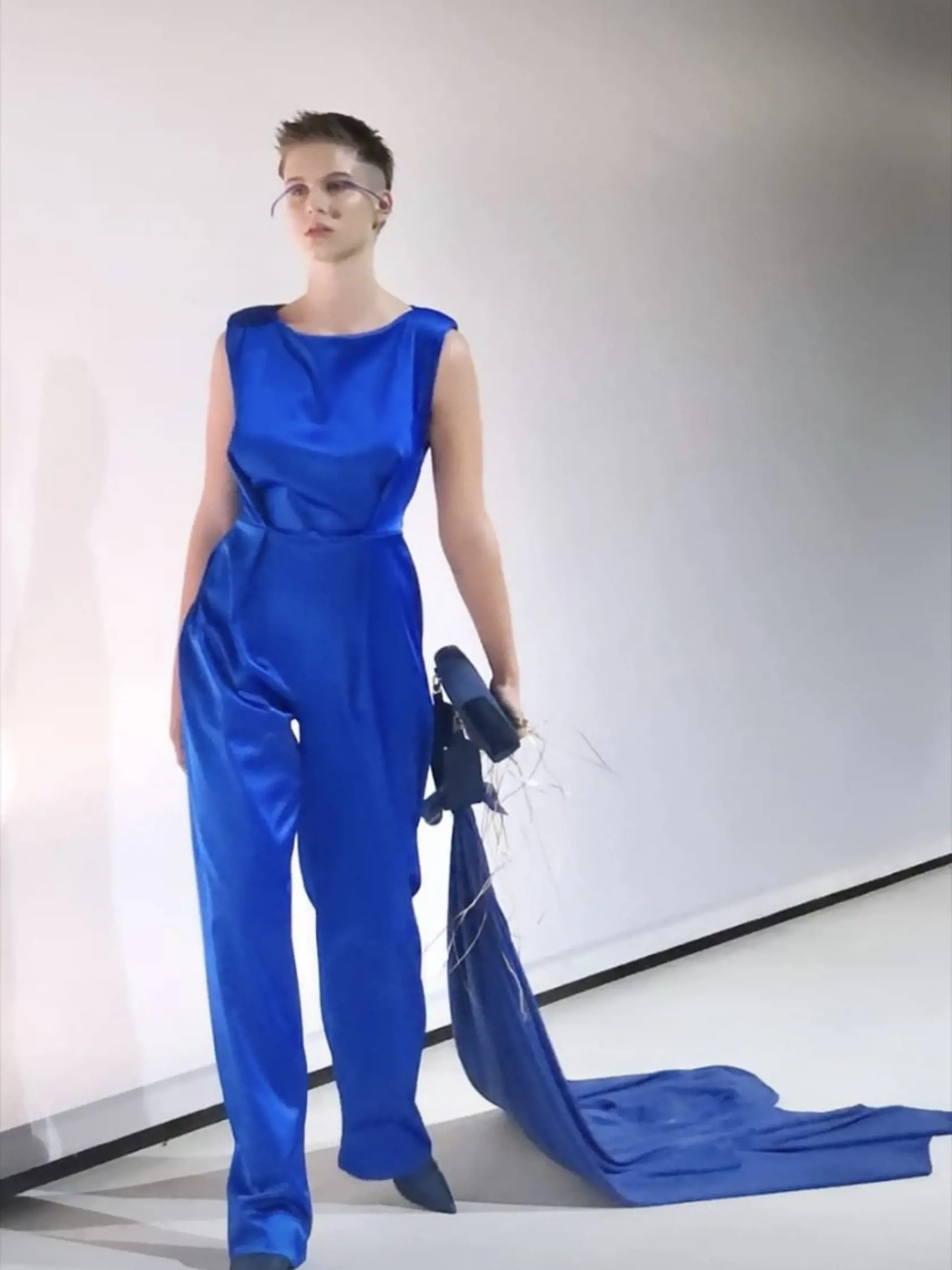 Emma Čaputová predviedla modrý overál od návrhára Martina Hrču.