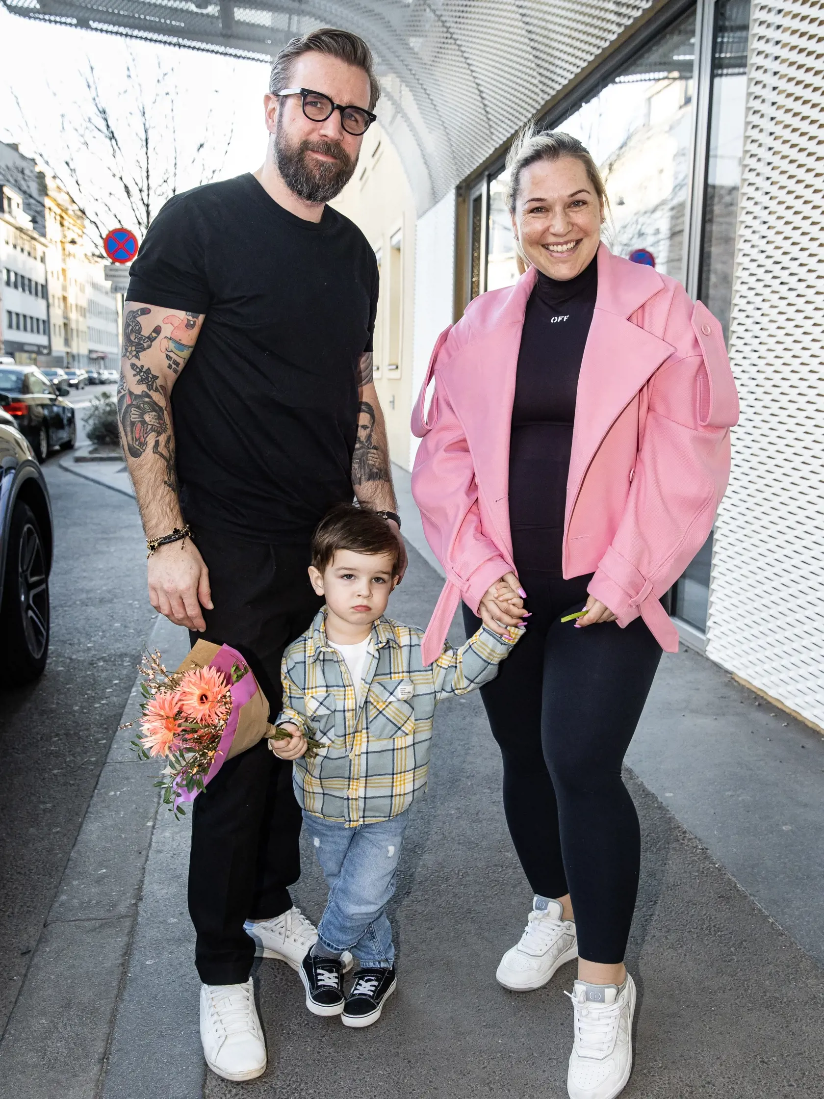 Dominika Navara Cibulková a Michal Navara opúšťajú viedeňskú kliniku po narodení dcéry Niny.