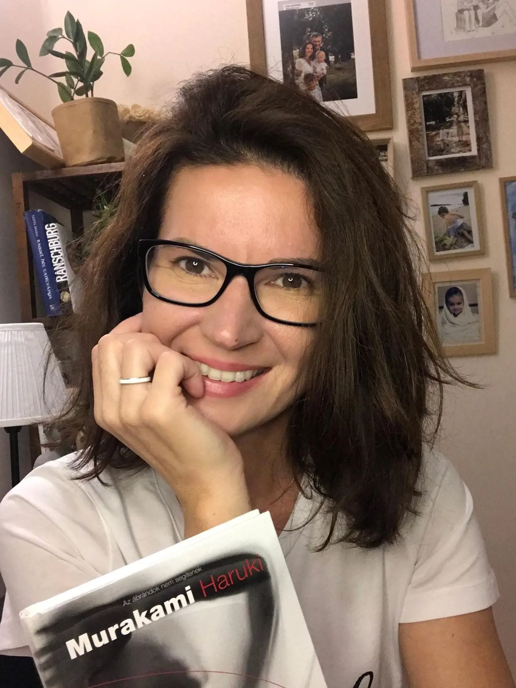 Viki Ráková má doma vystavené fotografie.