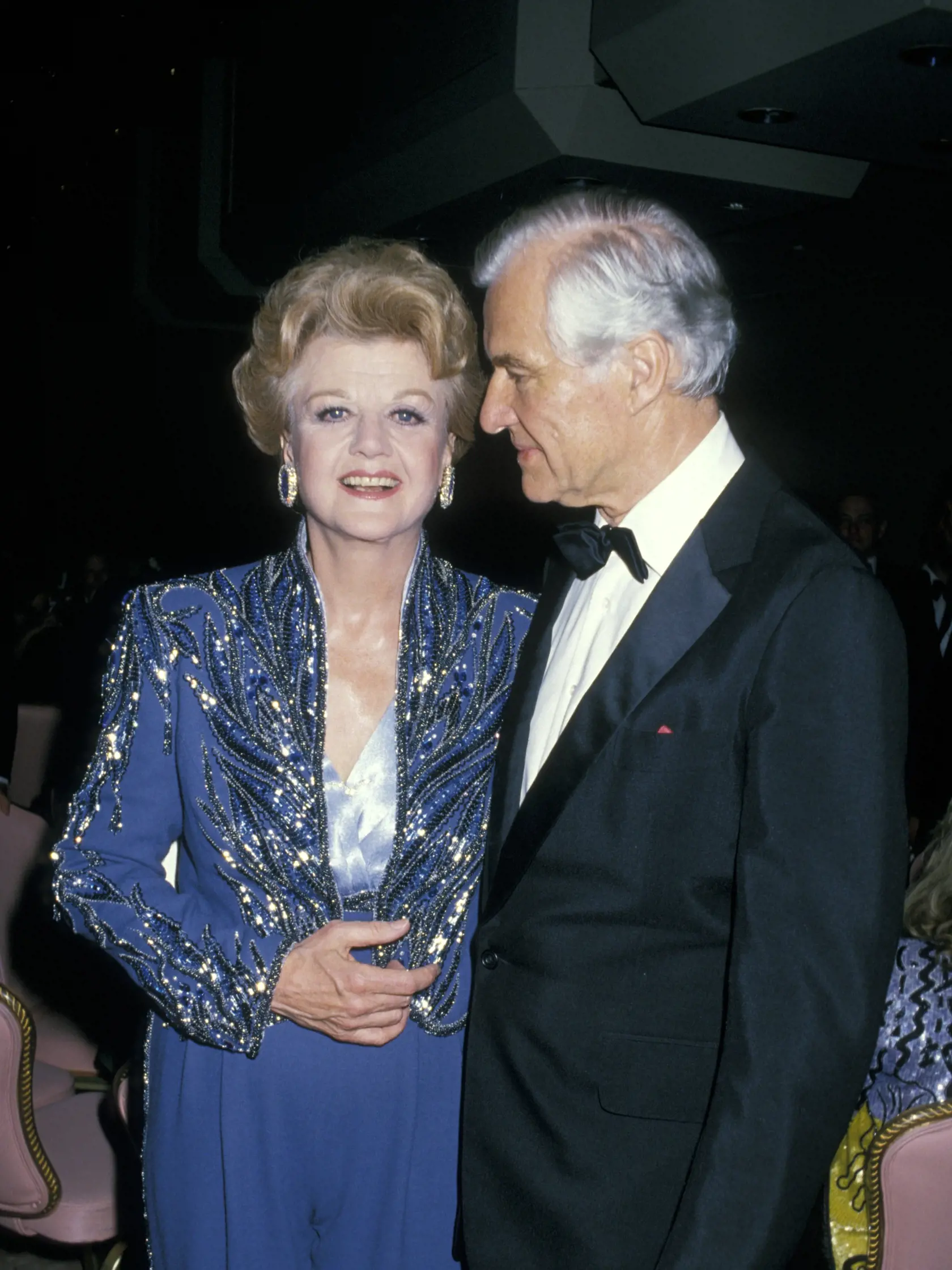 Angela Lansbury a Peter Shaw vychovávali jeho syna z prvého manželstva a vlastného syna a dcéru. Boli spolu až do jeho smrti v roku 2003. Na foto v roku 1988.