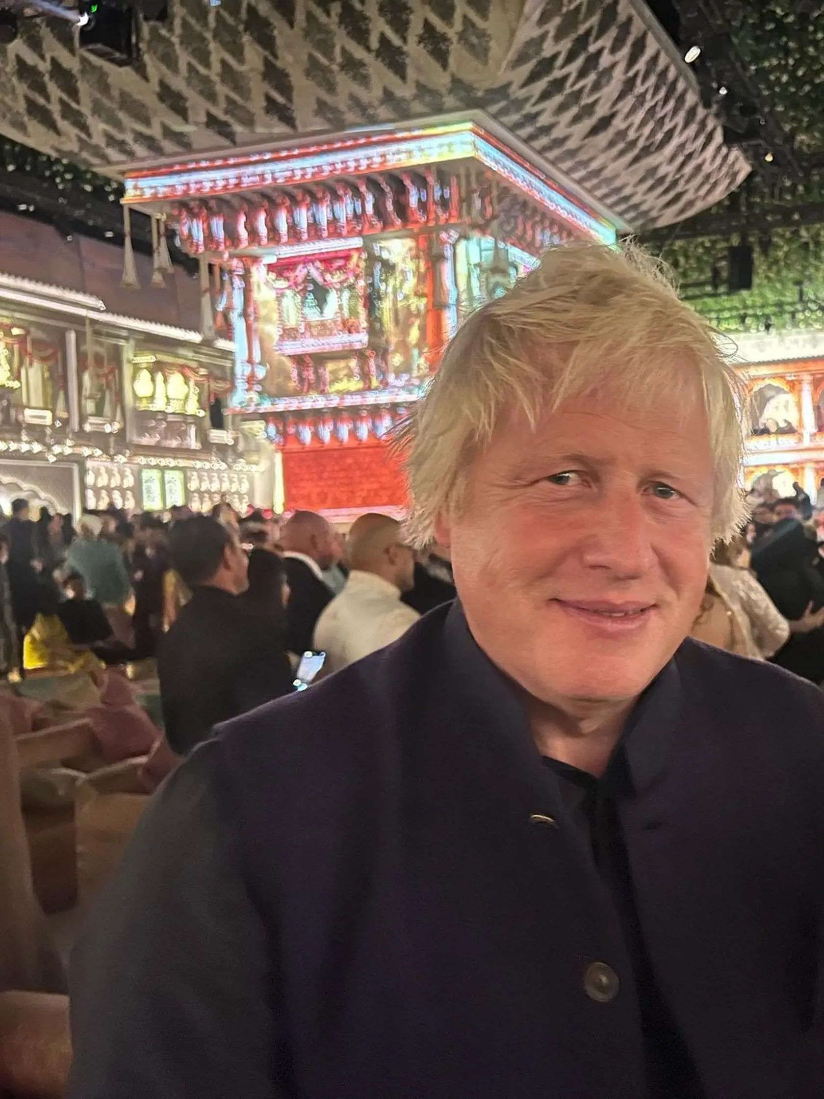 Pozvaný bol aj Boris Johnson s manželkou Carrie a deťmi.