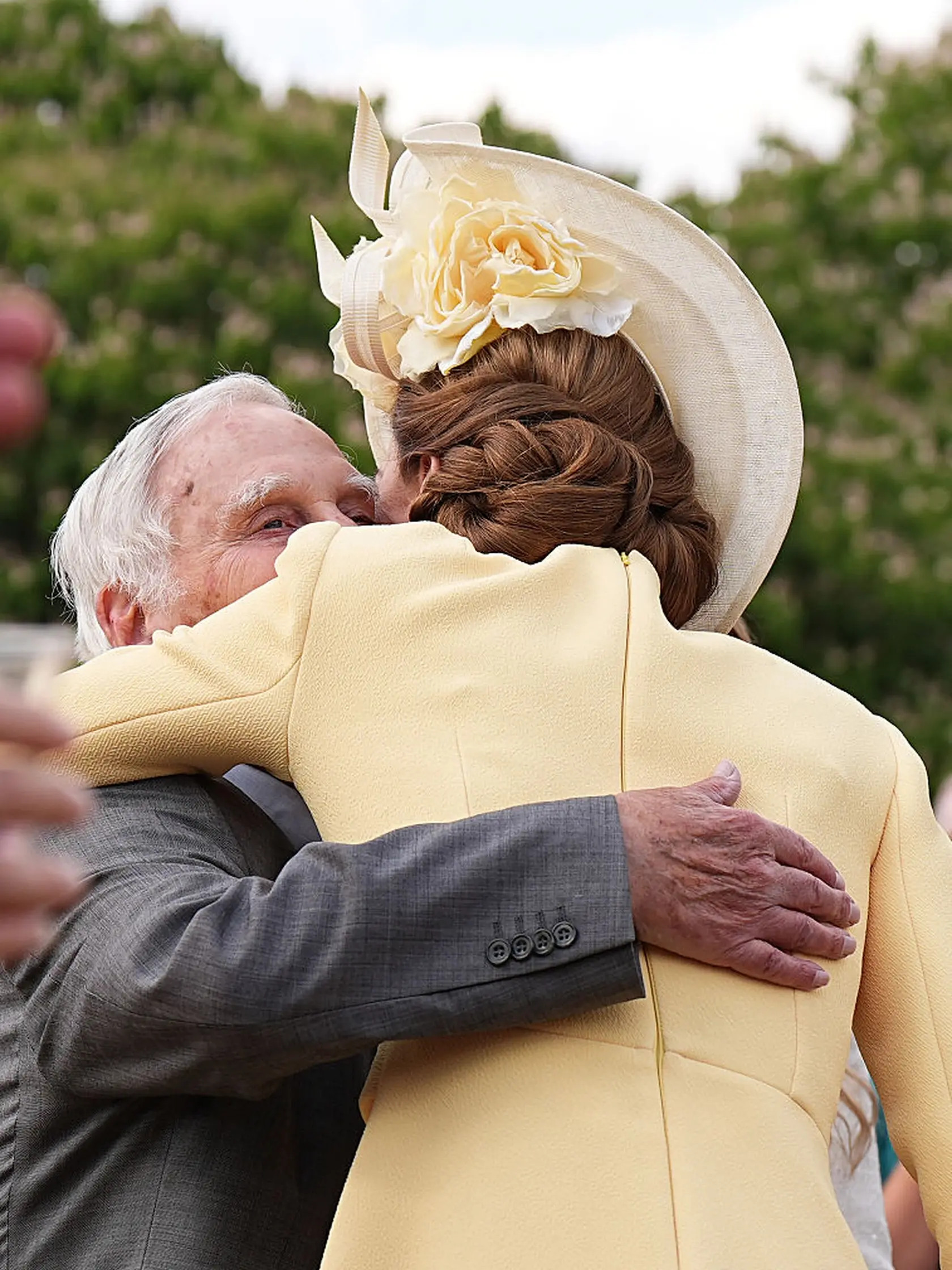 Princezná rozkvitla na prvej záhradnej párty po liečbe choroby. Na snímke objíma preživšieho holokaustu. 