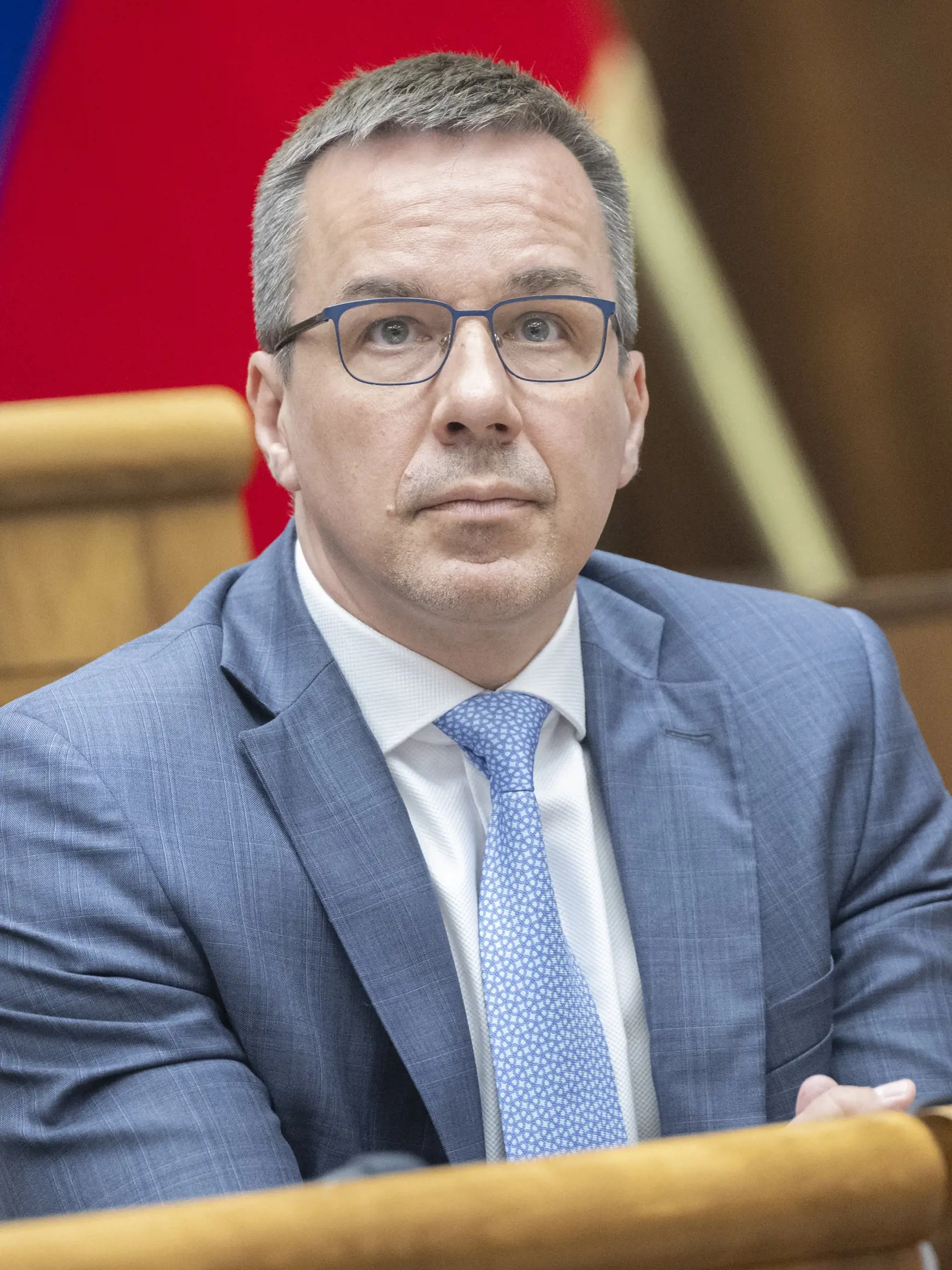 Na snímke minister práce, sociálnych vecí a rodiny Erik Tomáš (Hlas-SD) počas rokovania 12. a 13. schôdze paramentu SR. Poslanci Národnej rady (NR) SR neodvolali Zuzanu Dolinkovú (Hlas-SD) z postu ministerky zdravotníctva SR ani ministerku kultúry SR Martinu Šimkovičovú (nominantka SNS). Rozhodli o tom v utorkovom hlasovaní. Za opozičný návrh na jej odvolanie hlasovalo 64 poslancov zo 142 prítomných, proti bolo 78. V Bratislave 14. mája 2024. FOTO TASR - Martin Baumann