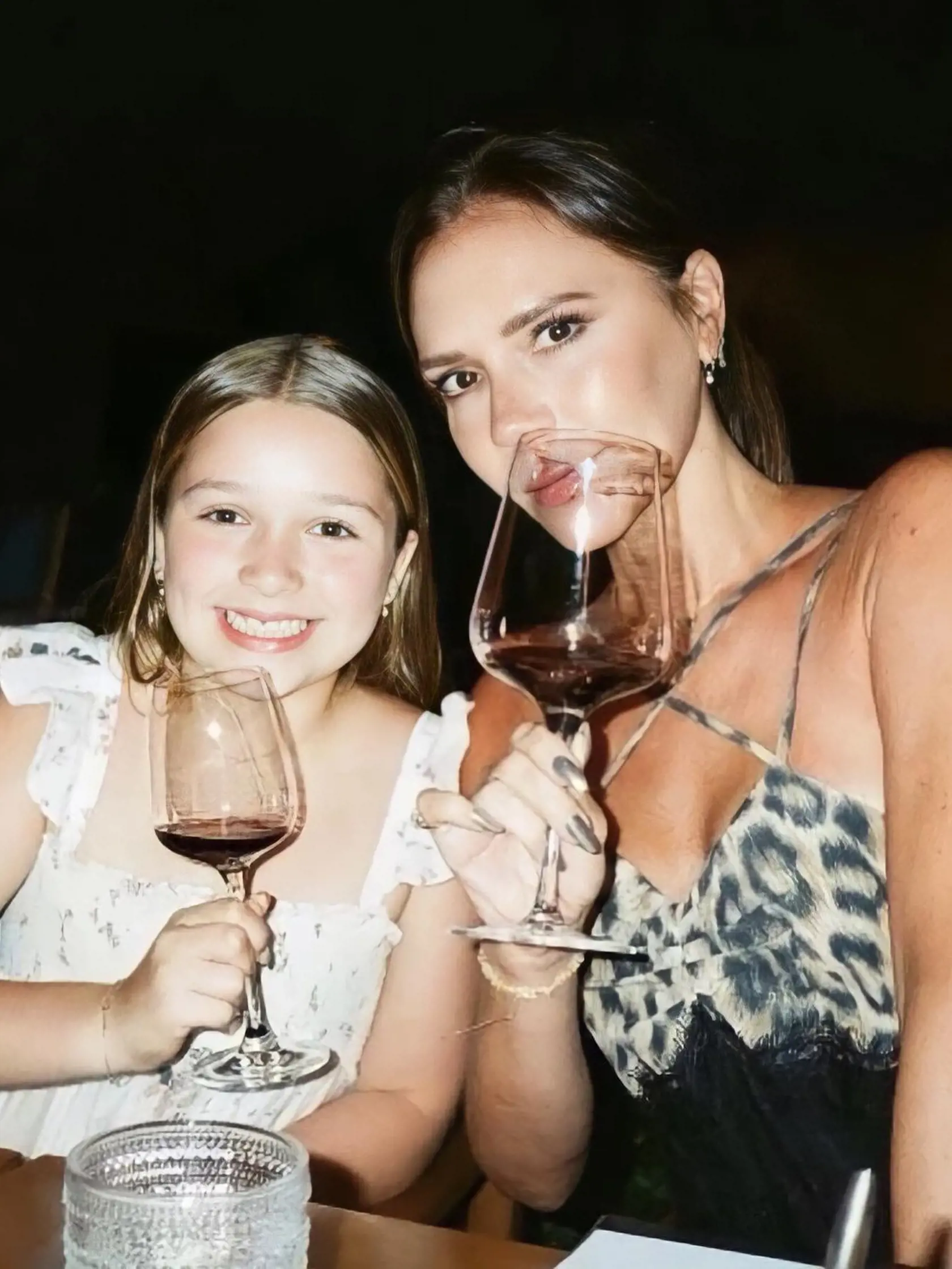 „Nejako skoro začína,“ opreli sa vtedy do "Spajsky" fanúšikovia. Fotku nikdy nevysvetlila, ale dúfajme, že slečna si chcela iba odštartovať úspešnú kariéru influencerky a víno dopila mama.