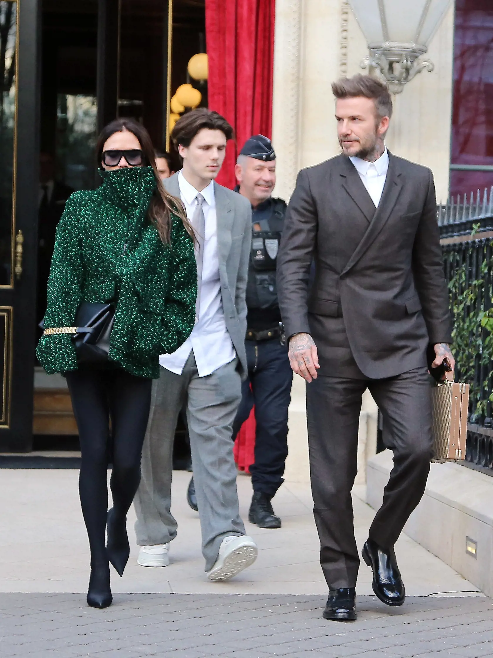 Victoria, Cruz a David Beckham opúšťajú hotel v Paríži.