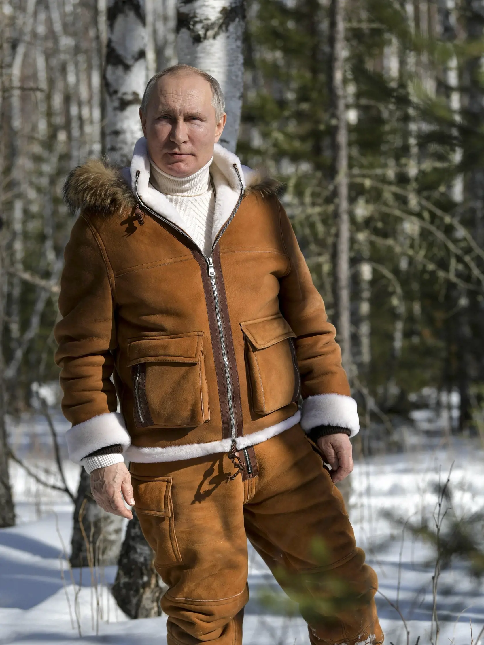 Ruský prezident Vladimir Putin pózuje počas víkendovej návštevy tajgy na Sibíri 21. marca 2021