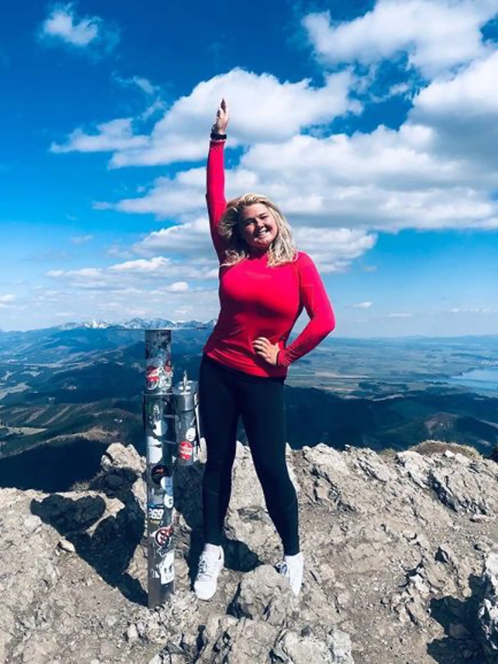 Blondínka sa pýši tým, že je opäť o niečo ľahšia.