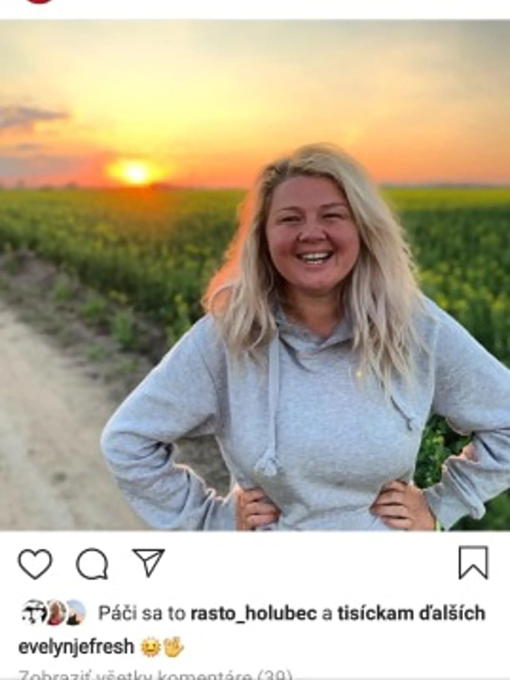 Západ slnka a široký úsmev Evelyn...