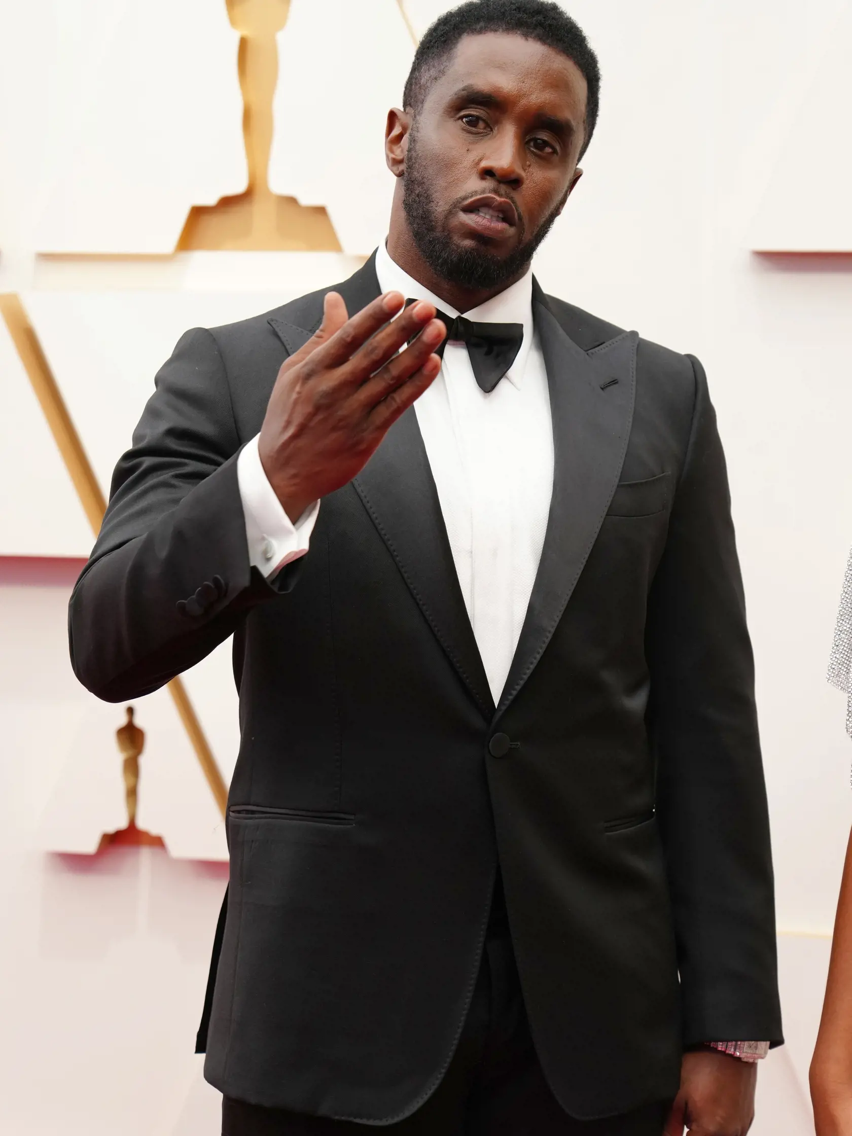 Samotný bývalý zástupca Combsa, Rob Shuter, povedal: "Diddy bol posadnutý princom Harrym a princom Williamom." Hudobný producent sa pokúsil „viac ako 10-krát“ presvedčiť princov, aby sa zúčastnili odviazanej zábavy. Hoci sa princovia Harry a William mali počas roku 2000 zúčastniť množstva „divokých večierkov“, žiaden by sa pravdepodobne nevyrovnal noci organizovanej hudobníkom.