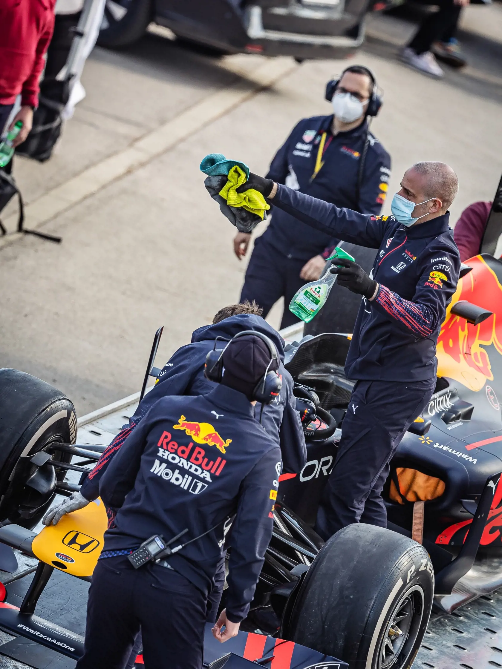 Na snímke monopost RB7 tímu F1 Red Bull Racing s osemvalcovým motorom, ktorý sa počas natáčania reklamného spotu niekoľkokrát previezol po Starom moste. Za volantom sedel bývalý škótsky pilot Formuly 1, víťaz 13 Grand Prix, David Marshall Coulthard.