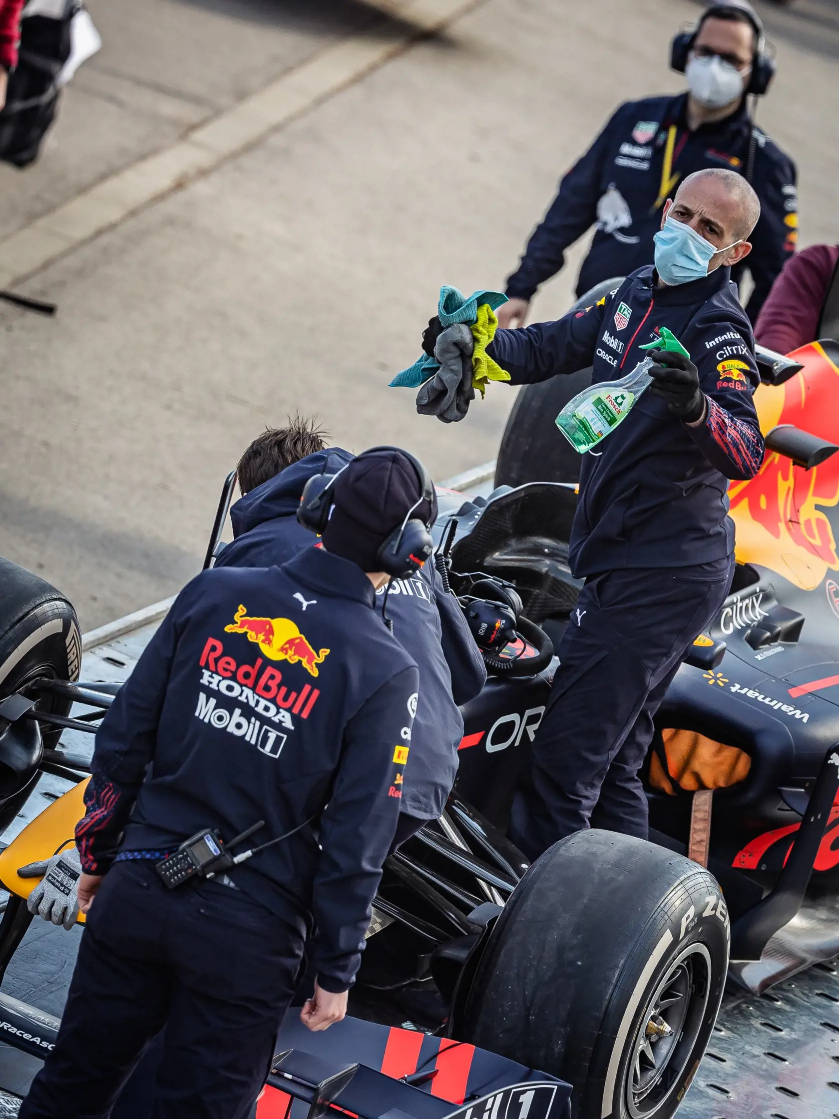 Na snímke monopost RB7 tímu F1 Red Bull Racing s osemvalcovým motorom, ktorý sa počas natáčania reklamného spotu niekoľkokrát previezol po Starom moste. Za volantom sedel bývalý škótsky pilot Formuly 1, víťaz 13 Grand Prix, David Marshall Coulthard.