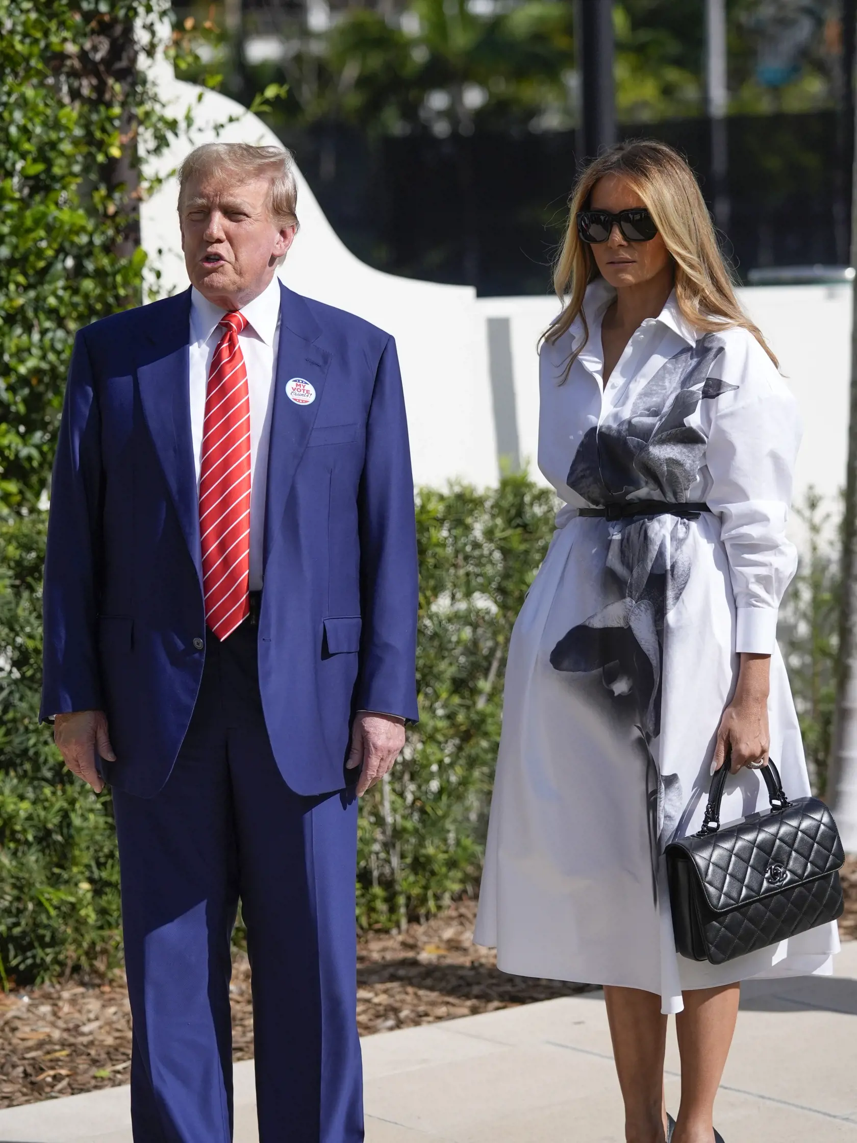 ývalý americký prezident a republikánsky prezidentský kandidát Donald Trump odchádza so svojou manželkou Melanie Trumpovou po ich hlasovaní počas primárok v Palm Beach, v americkom štáte Florida 19. marca 2024.