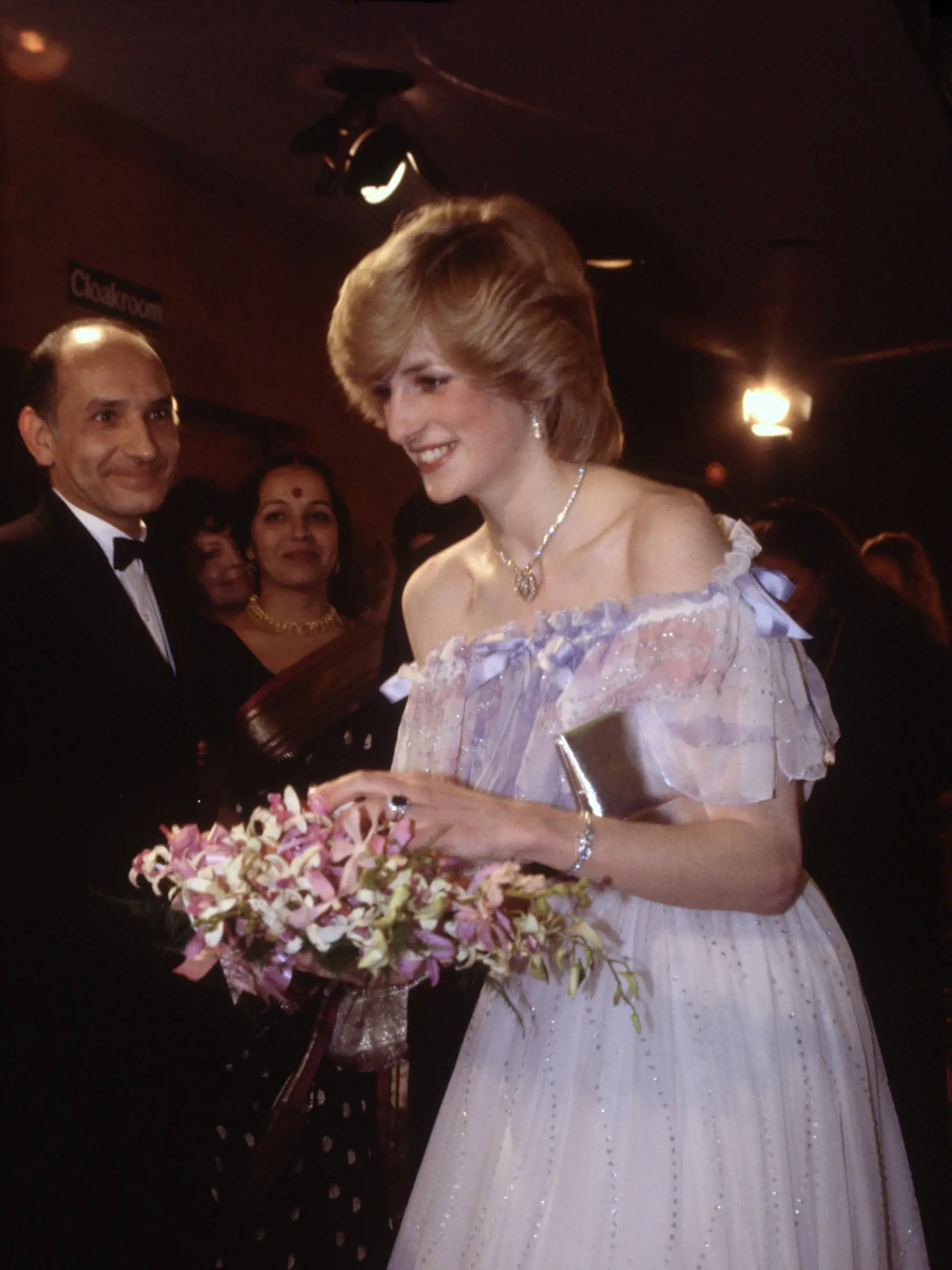 Sarah Burton, ktorá navrhla svadobné šaty vojvodkyne, stojí aj za všetkými tromi šatami Alexandra McQueena, ktoré má Kate na sebe na sérii fotografií. Šaty boli inšpirované róbou princeznej Diany, ktorú mala na sebe v roku narodenia princa Williama.