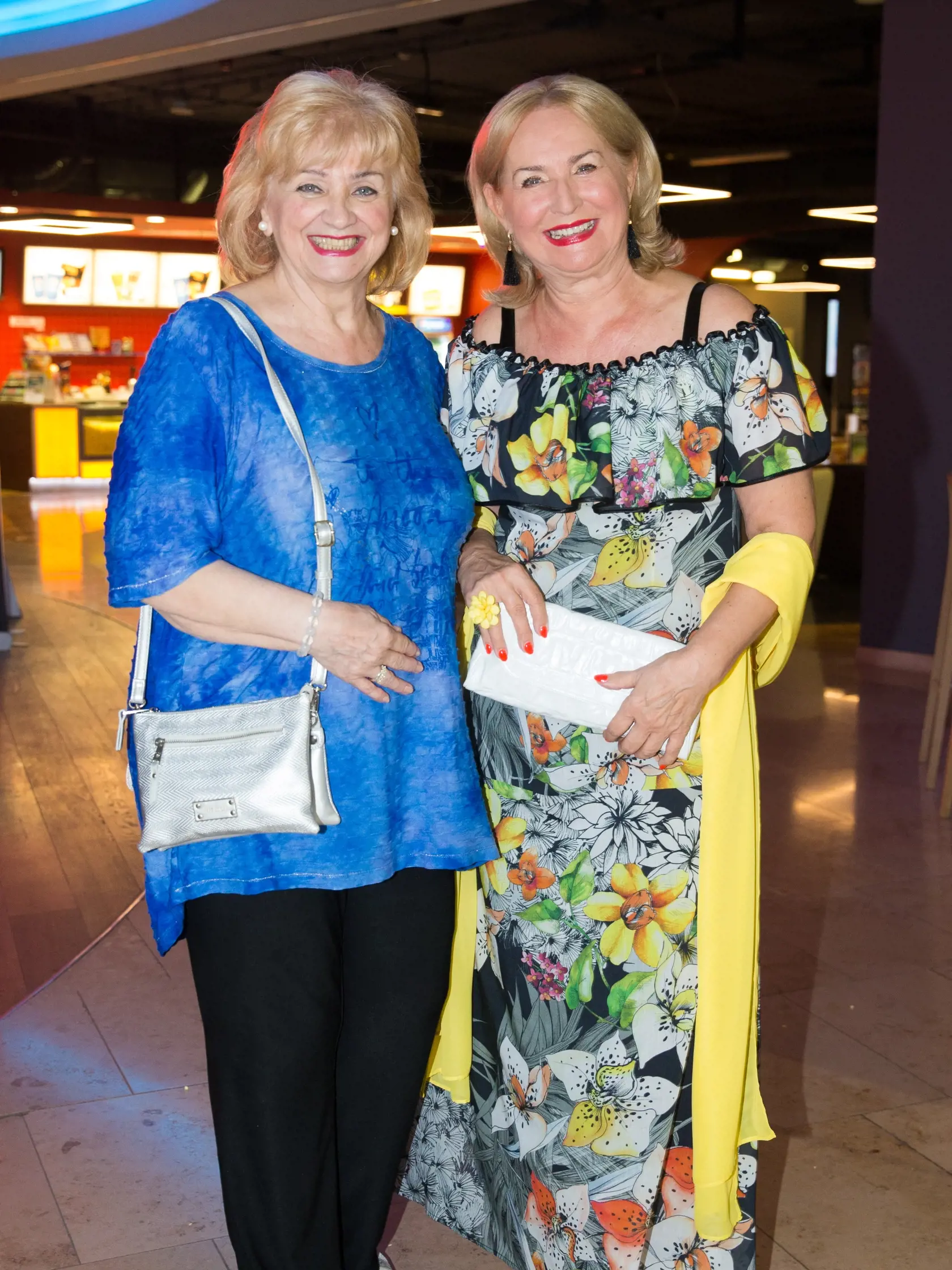 Premiéra hraného filmu Mamma Mia v jednom z bratislavských kín, za účasti známych osobností s následným rautom na nábreží Dunaja. Na snímke Nora Beňačková a Ada Straková.