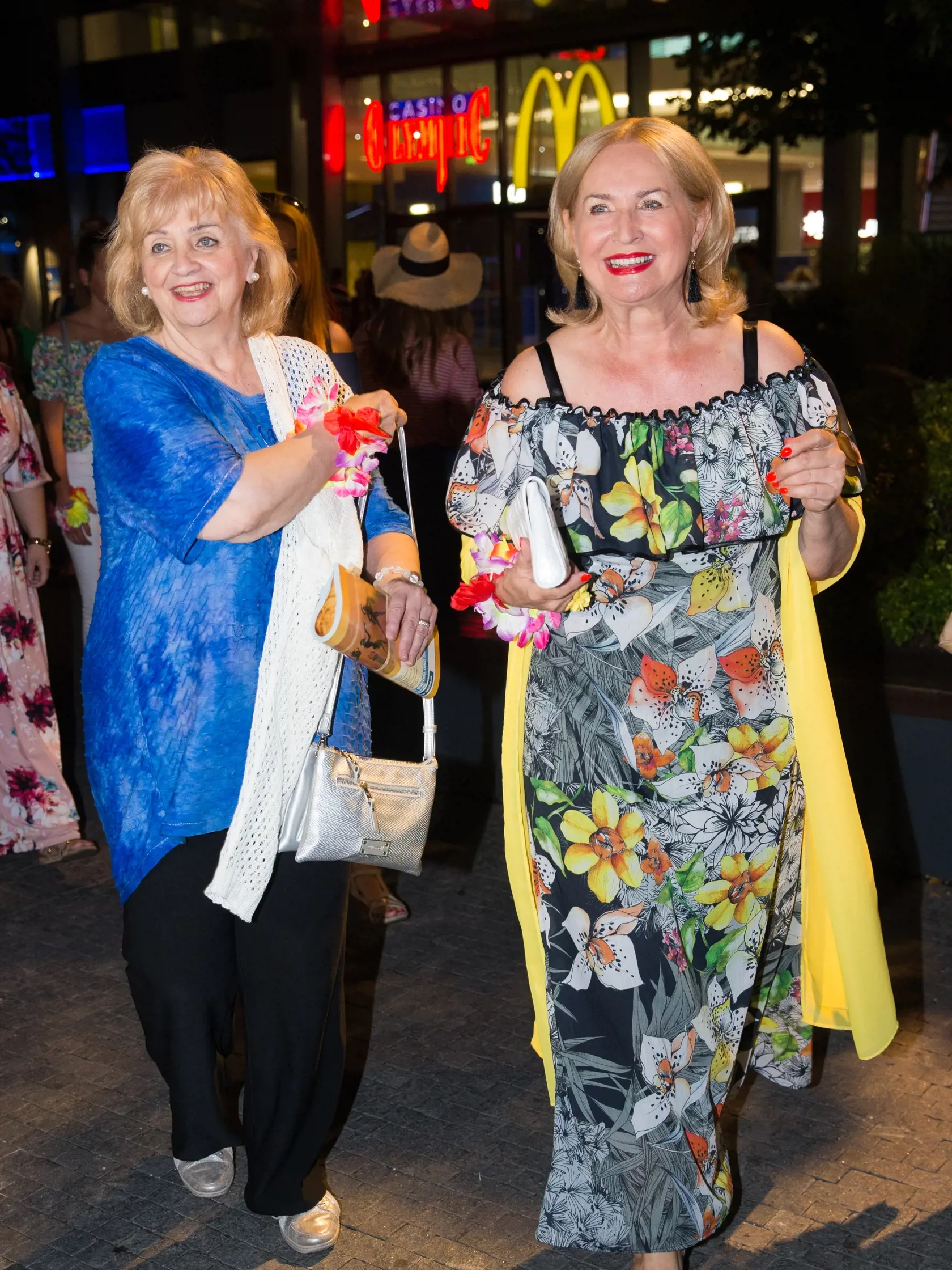 Premiéra hraného filmu Mamma Mia v jednom z bratislavských kín, za účasti známych osobností s následným rautom na nábreží Dunaja. Na snímke Nora Beňačková a Ada Straková.