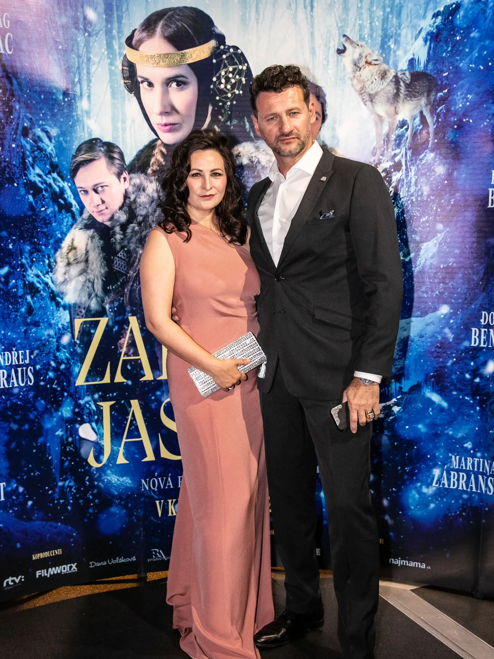 Príchody na premiéru rozprávky Zakliata jaskyňa. Na fotke je Marko Igonda a Mariana Čengel-Solčanská.