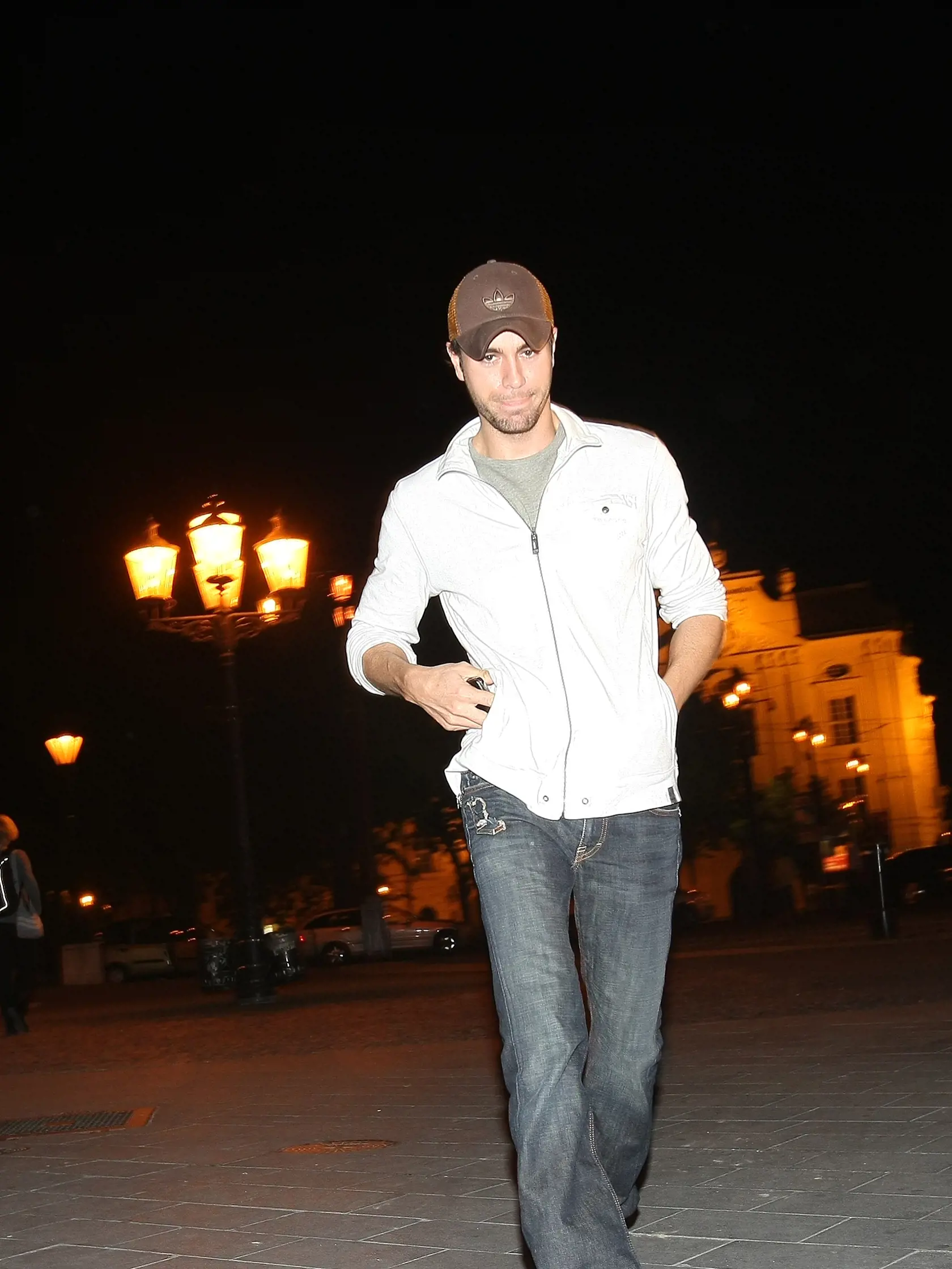 Paparazzi Enrique Iglesias v centre Bratislavy
Enrique Iglesias
soubiznis
soubiz
spevak
koncert
celebrita
Anna Kurnikovova
muz
paparazzi
18.5.2009 Bratislava
foto: Michal Smrcok
pôvodný súbor:IMG_foto MICHAL SMRCOK_50412.JPG