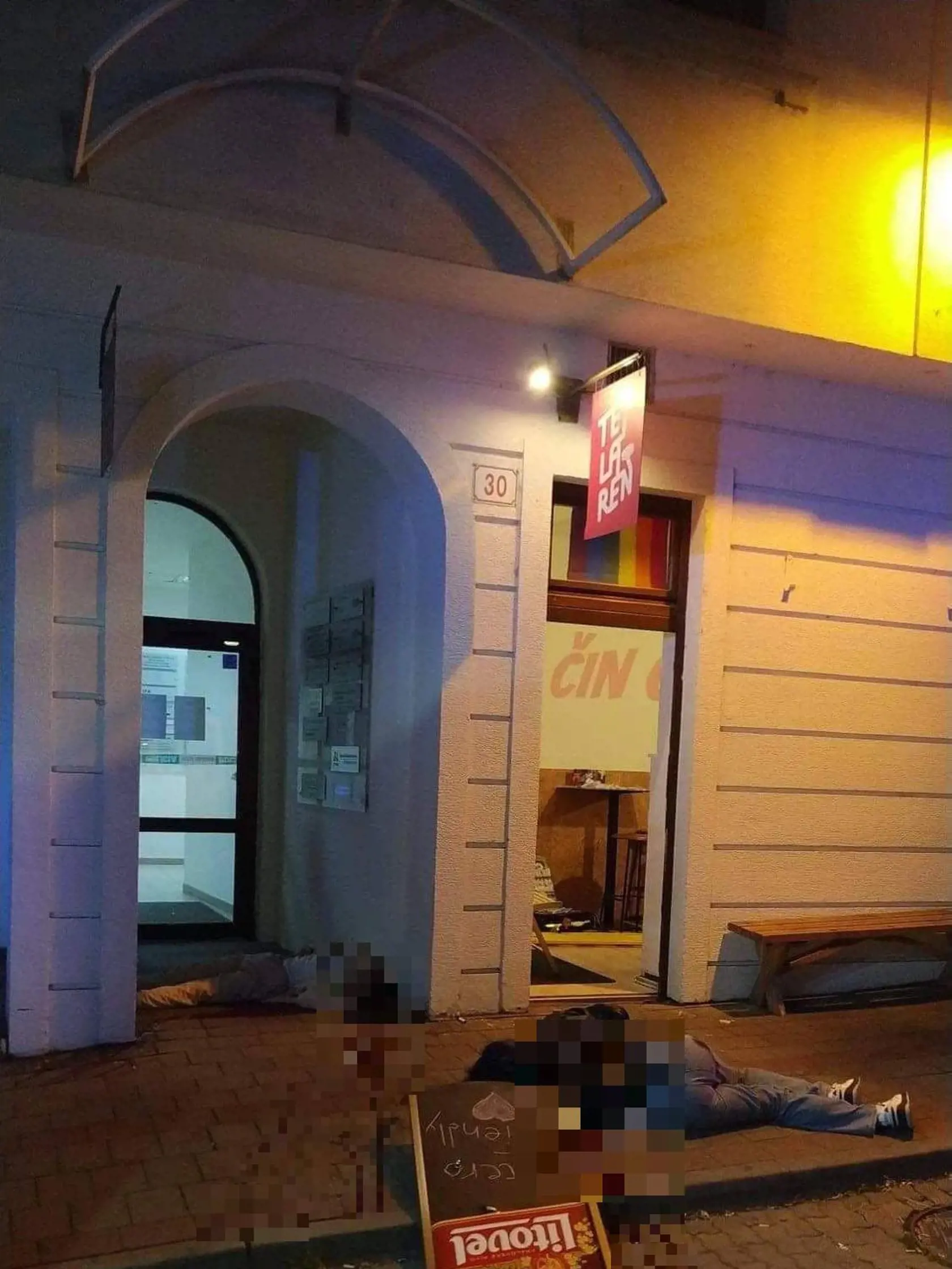Telá obetí útoku v gaybare na Zámockej.