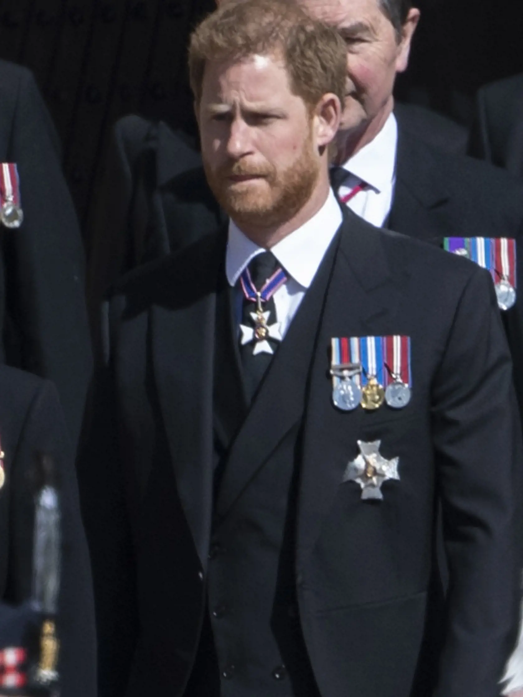Princ Harry na pohrebe zadržiaval slzy...