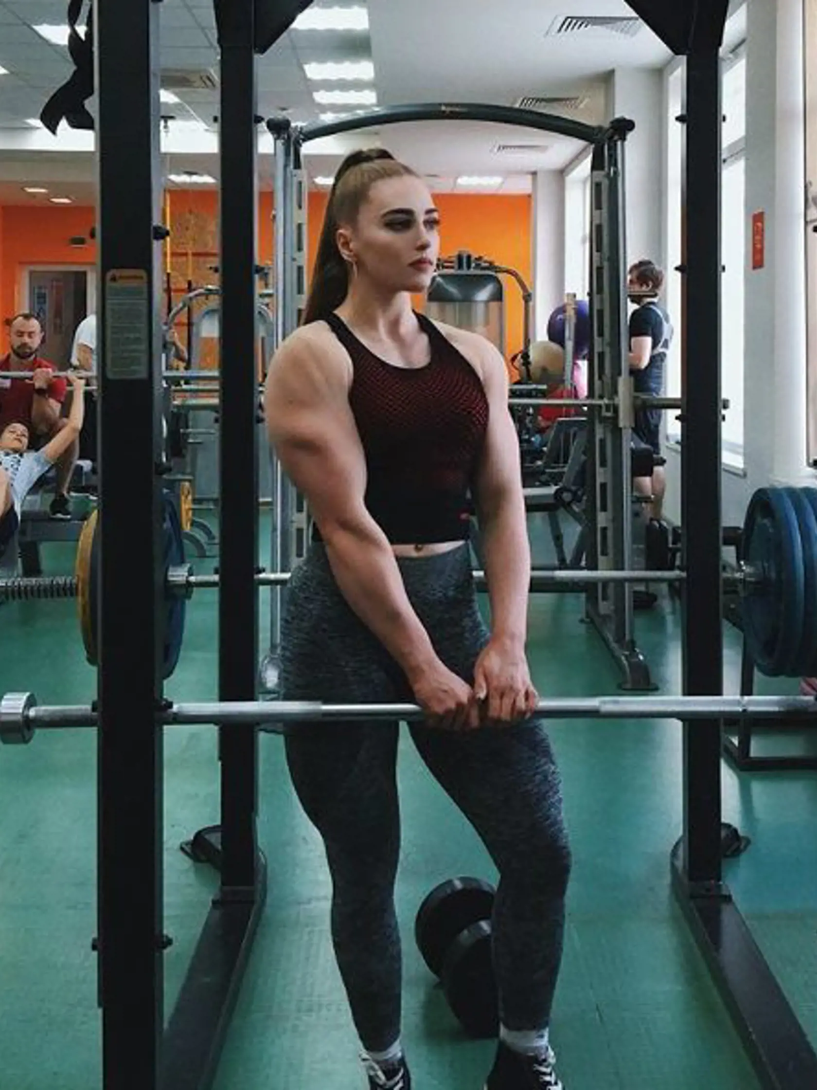 Julia má 23 rokov, tvár modelky a telo vzpierača.