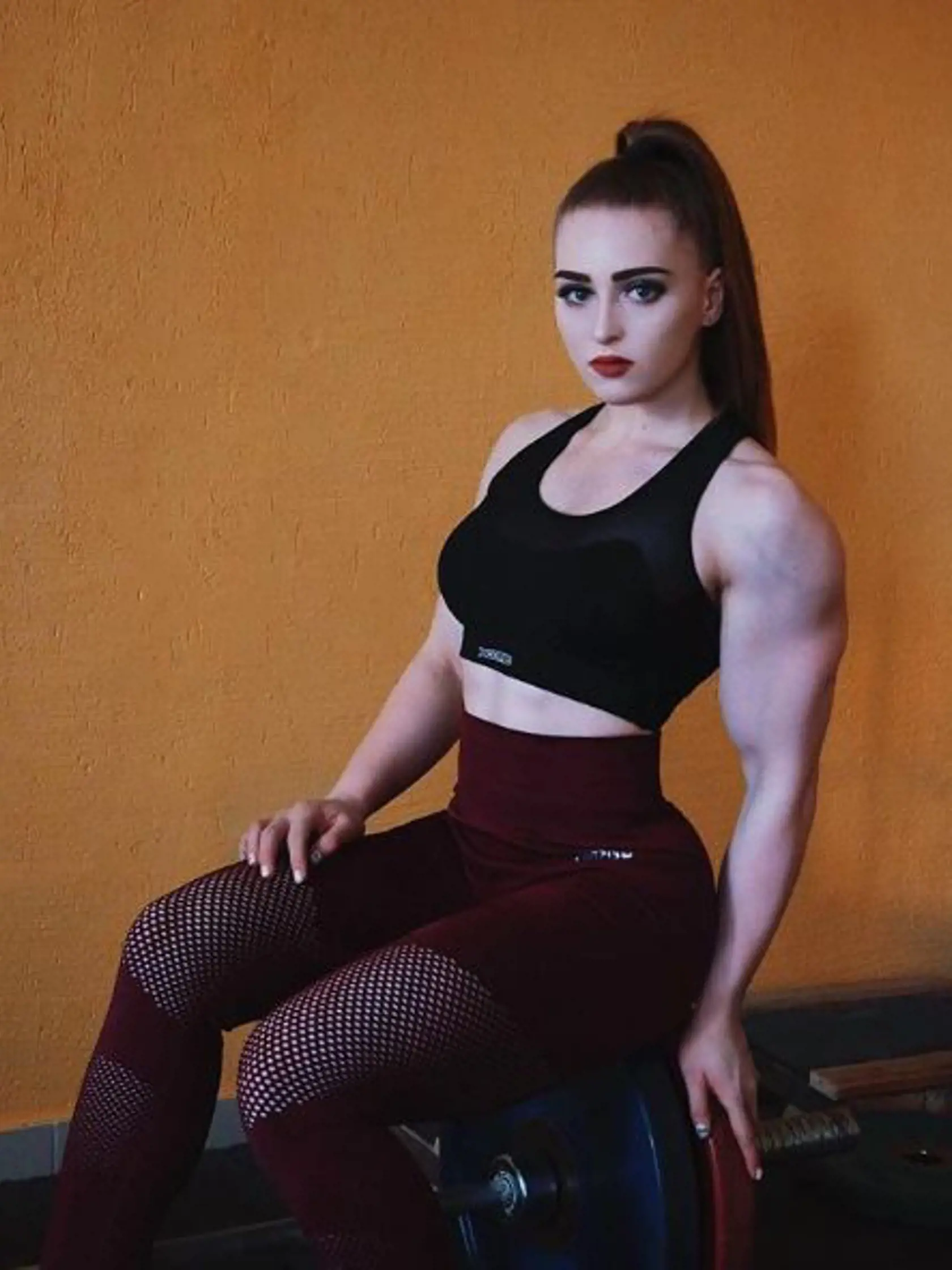Julia má 23 rokov, tvár modelky a telo vzpierača.