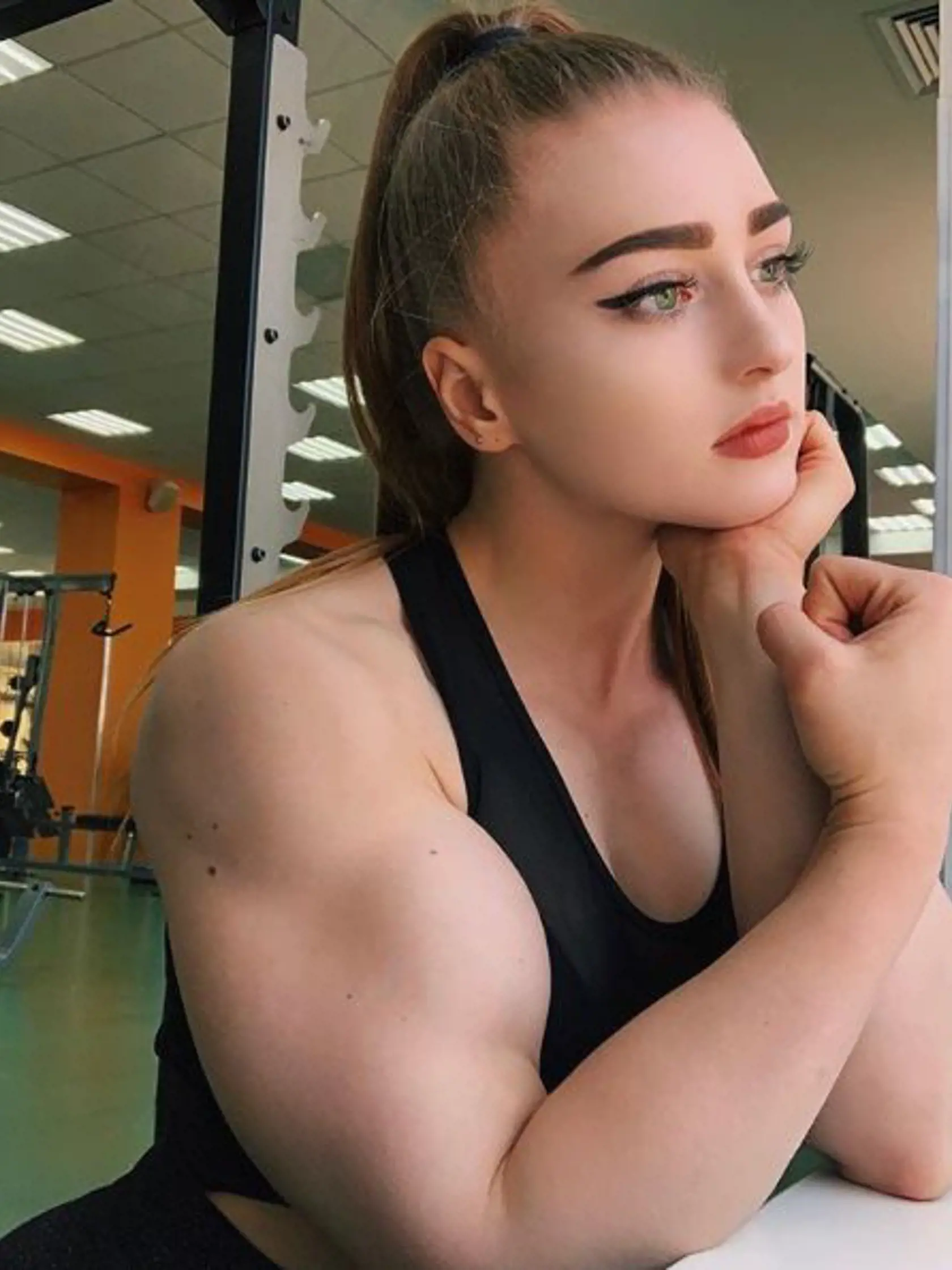 Julia má 23 rokov, tvár modelky a telo vzpierača.