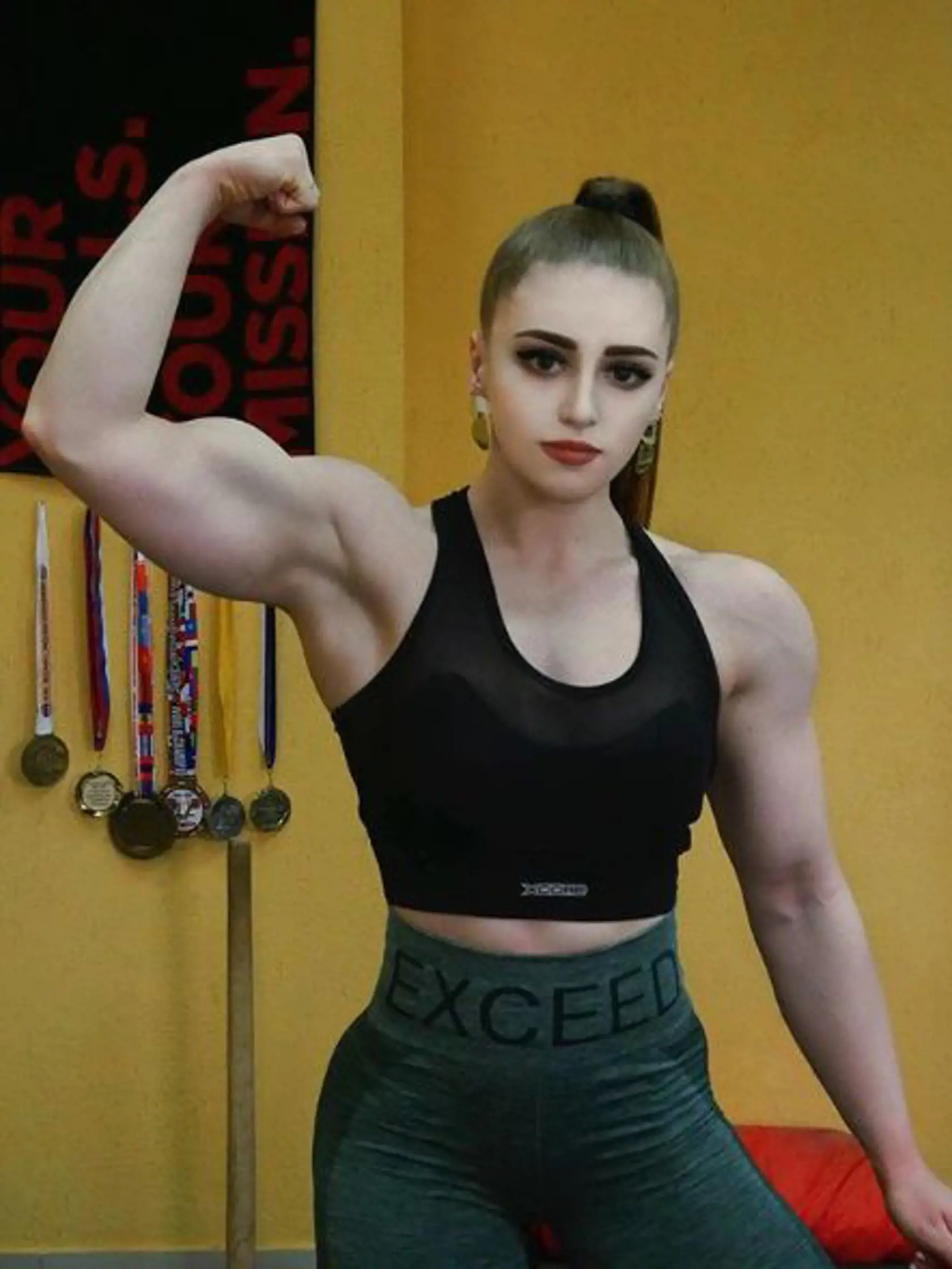Julia má 23 rokov, tvár modelky a telo vzpierača.