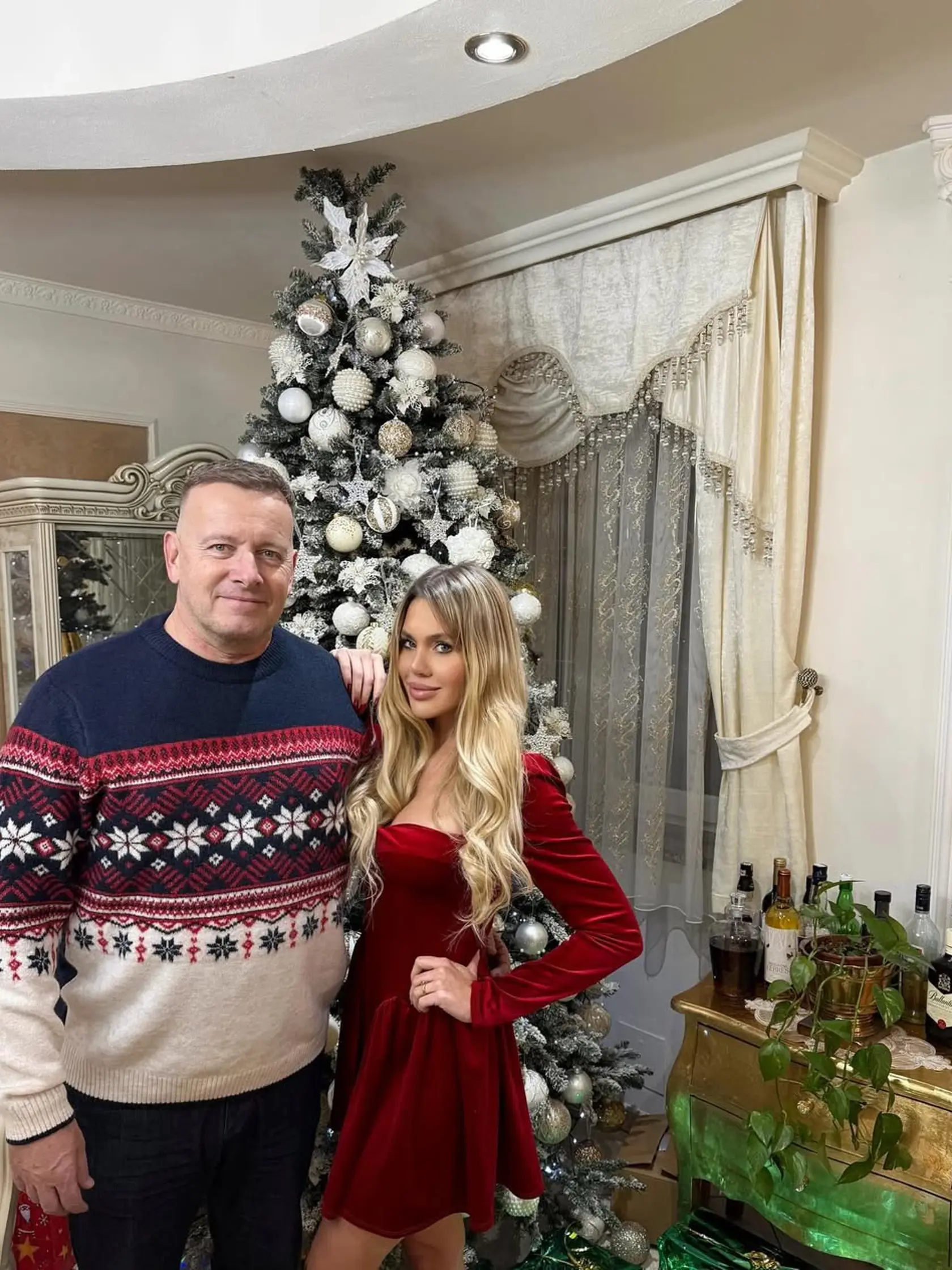 „Ďakujeme zo srdca za všetky krásne vianočné priania! Prajeme vám pokojné a láskou naplnené Vianoce plné radosti, tepla a krásnych chvíľ s vašimi najbližšími," napísala Kollárova Laura k spoločnej fotke s Borisom. 
