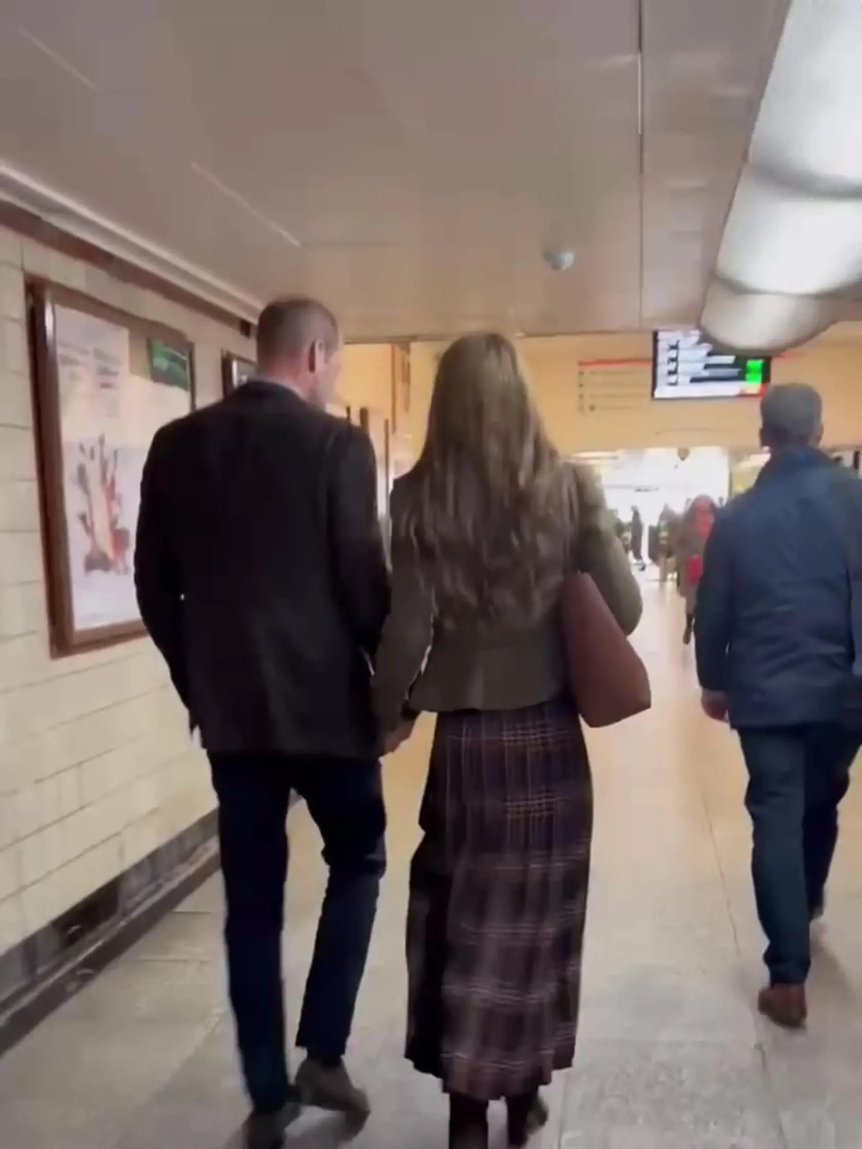 Princezná Kate a princ William ako bežný pár na vlakovej stanici.
