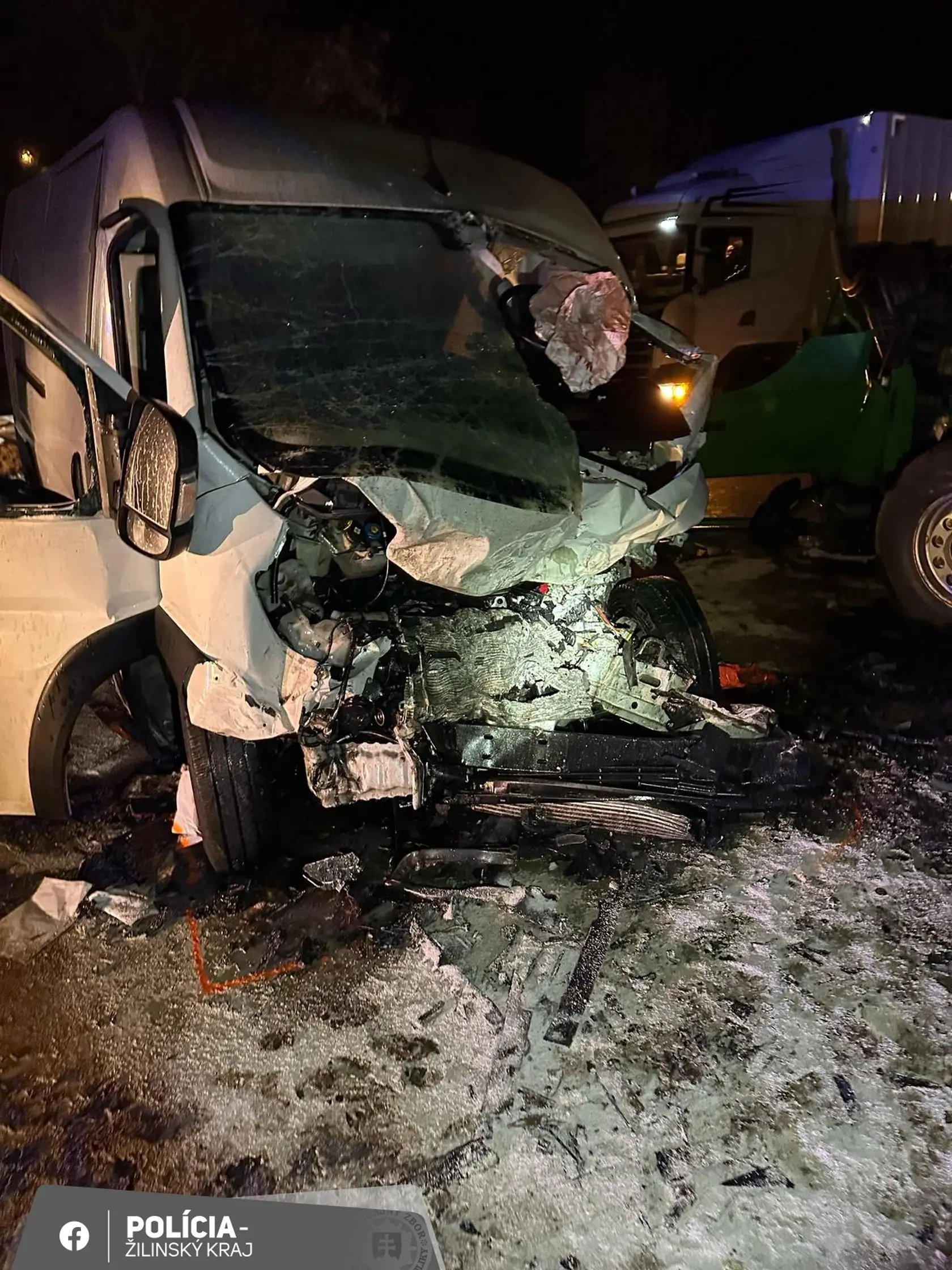 Následky nehody ťahača a dodávky pri Liptovskom Mikuláši.